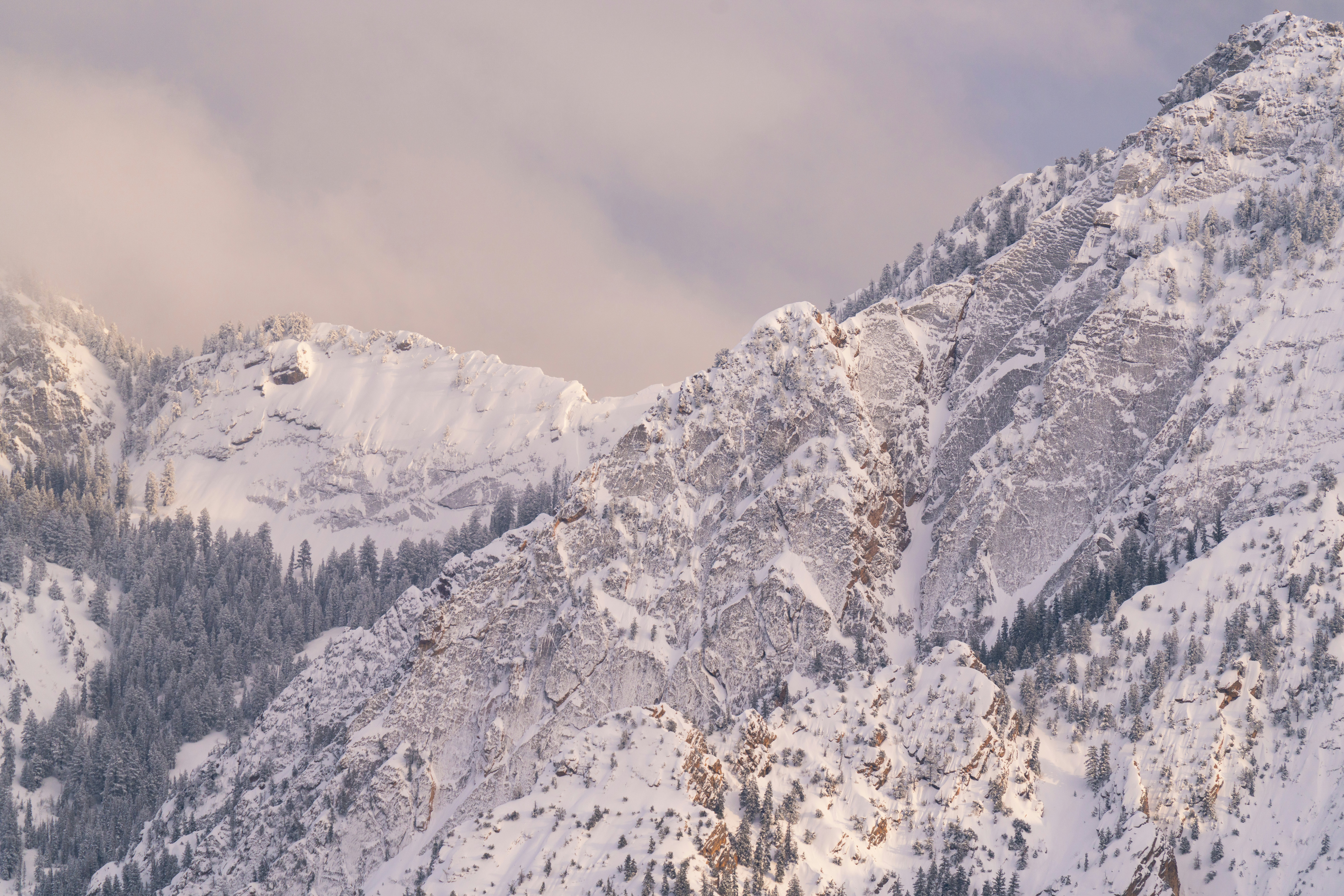 Snow-covered mountains with hints of fog. photo – Free