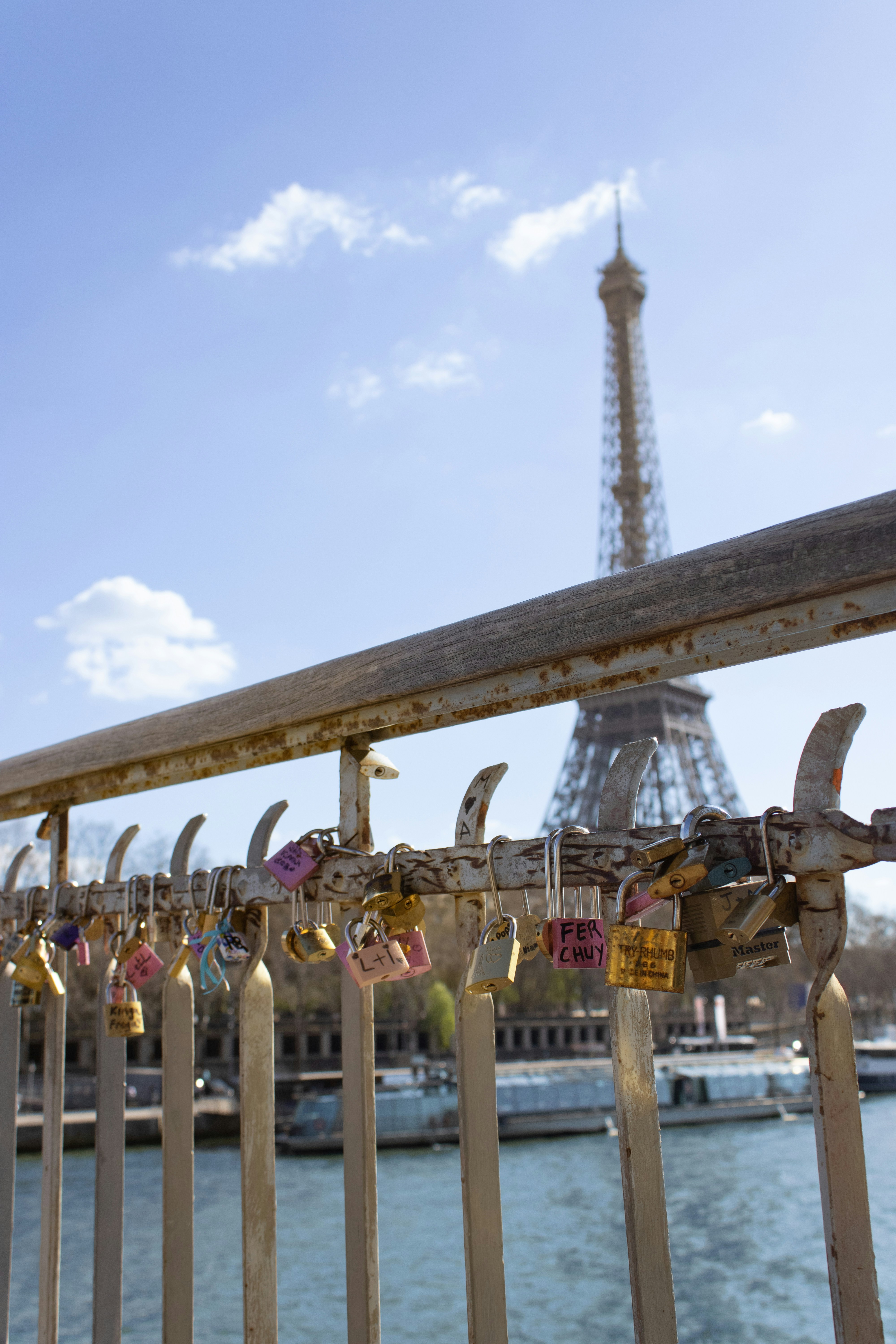 Love mengunci jembatan dengan menara eiffel terlihat.