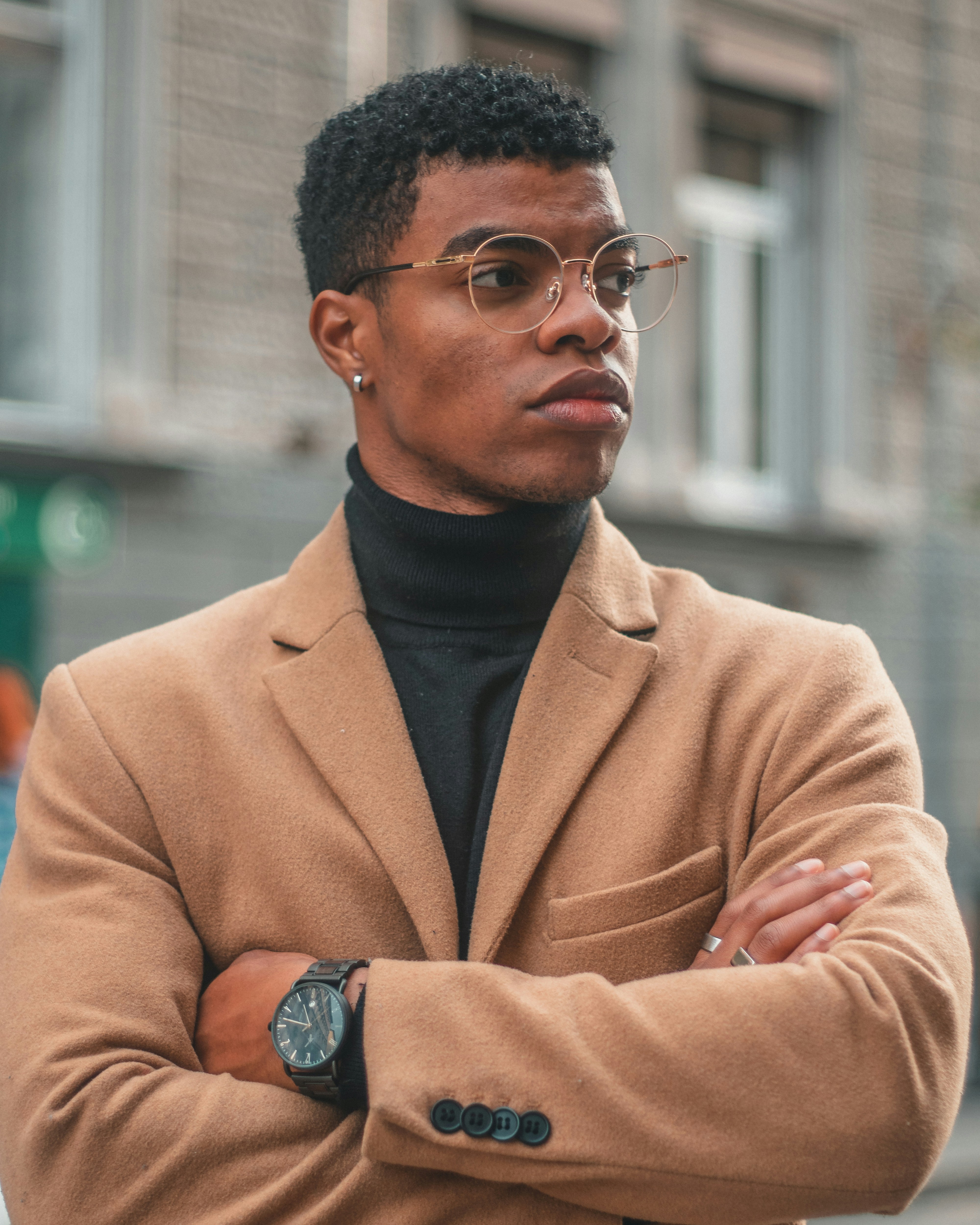 Ein Mann in stilvoller Kleidung schaut nachdenklich.