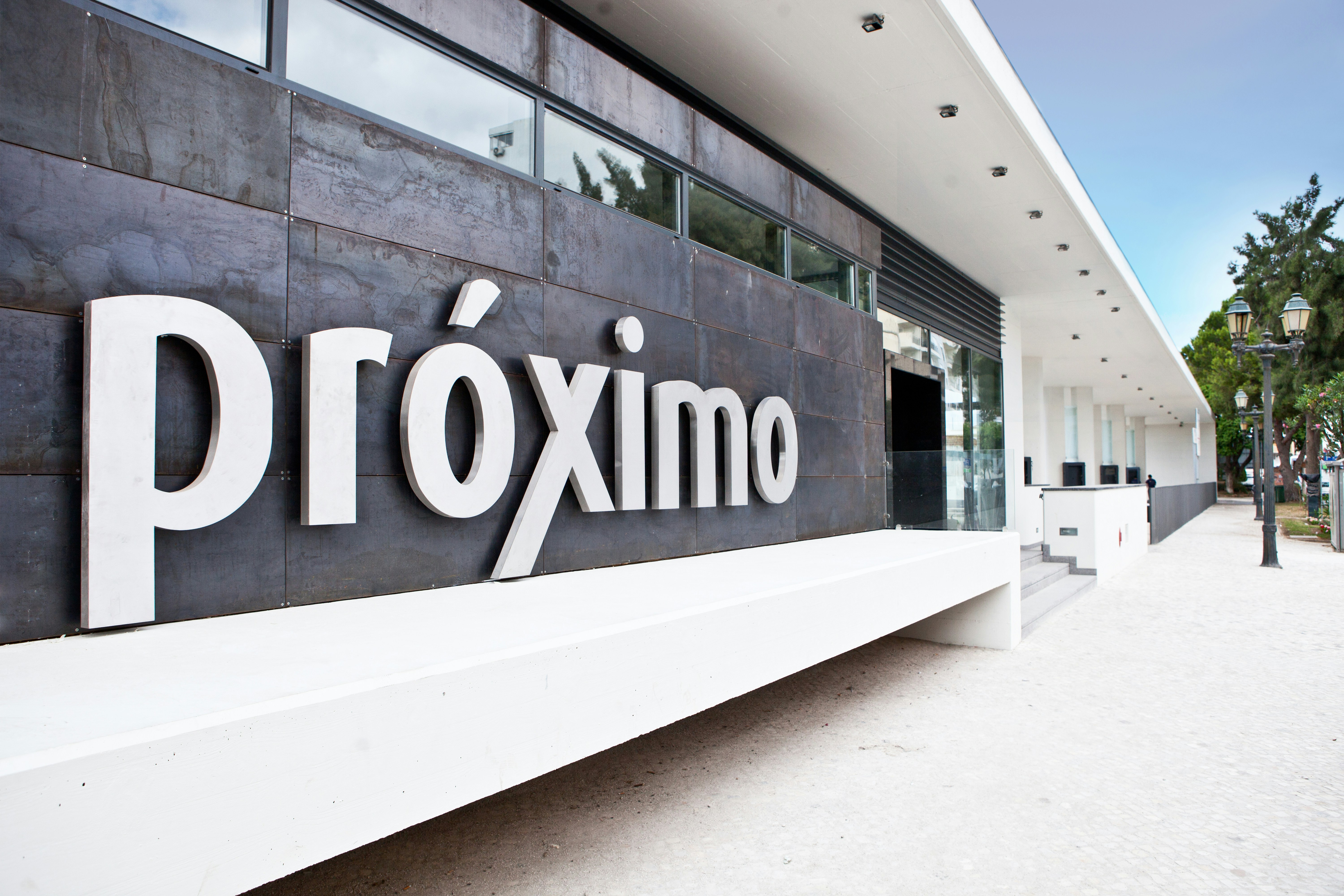 The building has the word "próximo" on it.