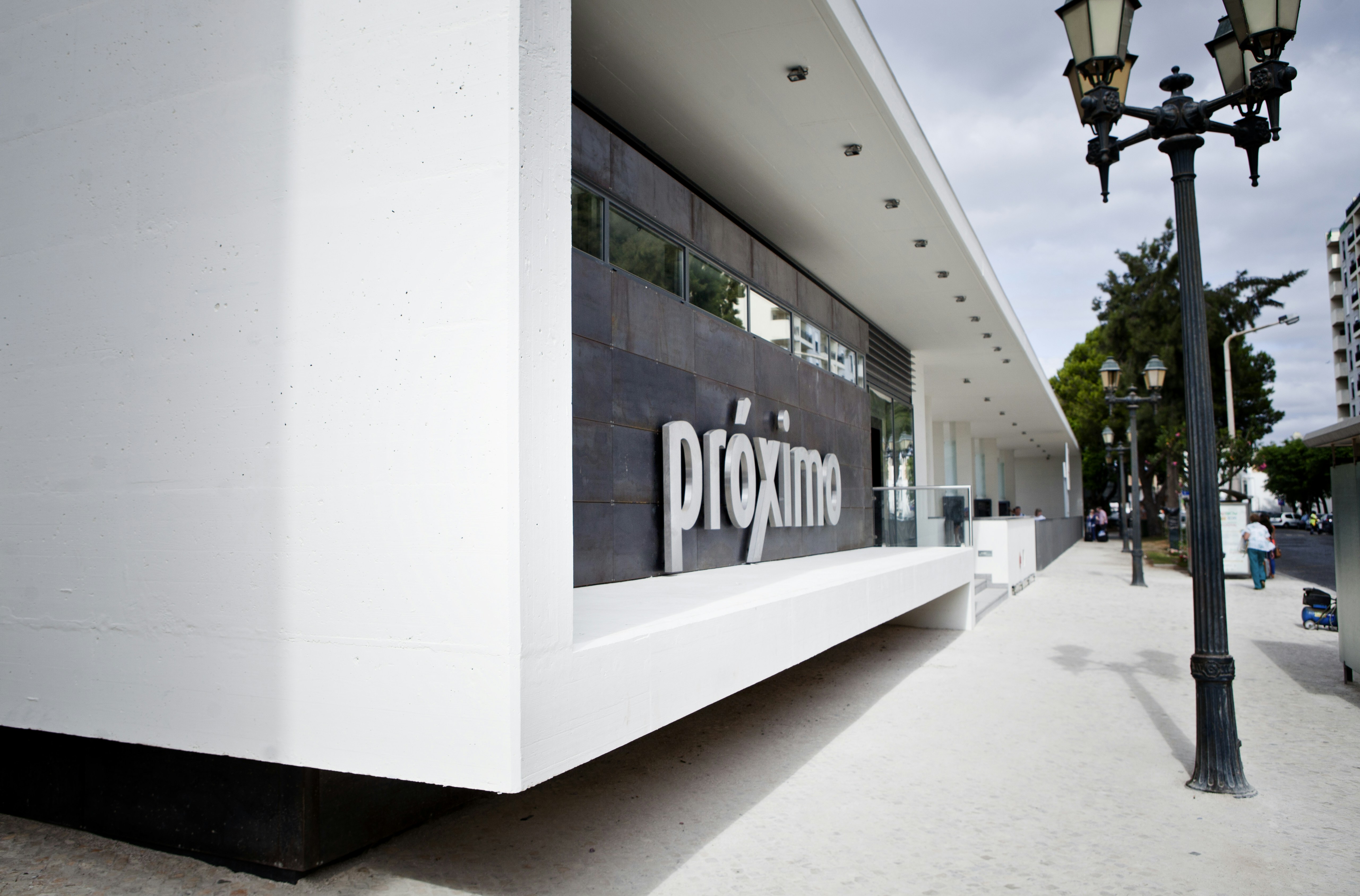 A modern building reads "próximo" in sleek design.