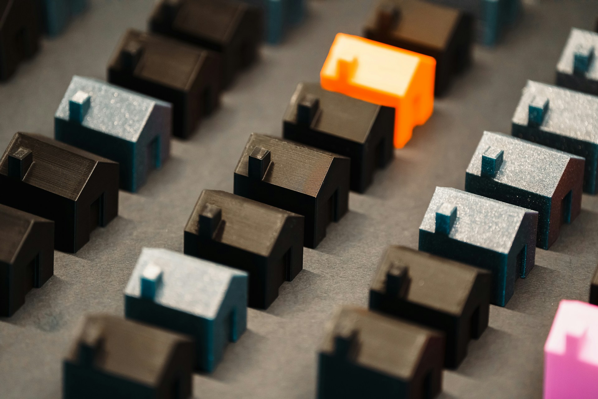Miniature houses in various colors are arranged.
