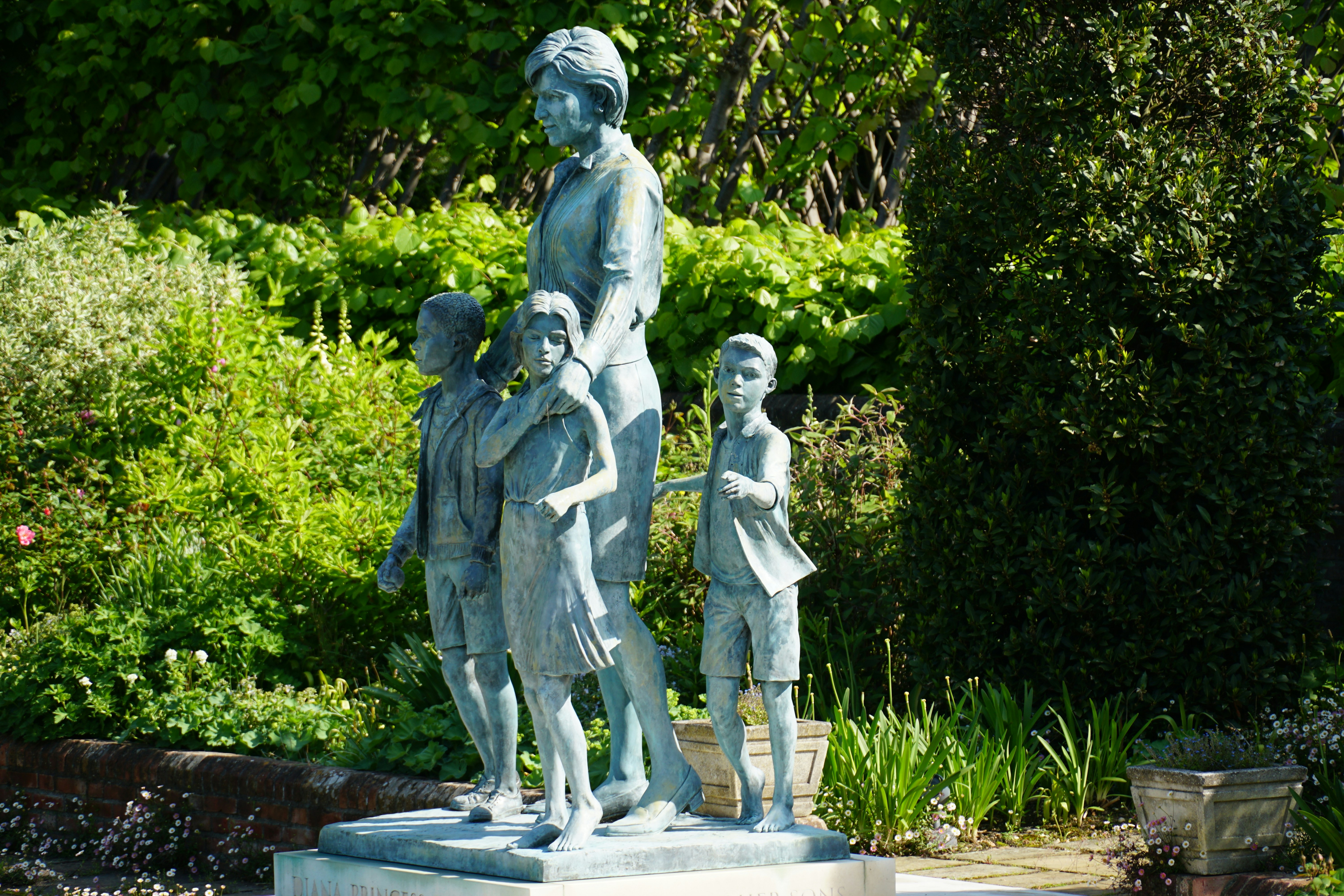 Statue of diana, princess of wales, with children.