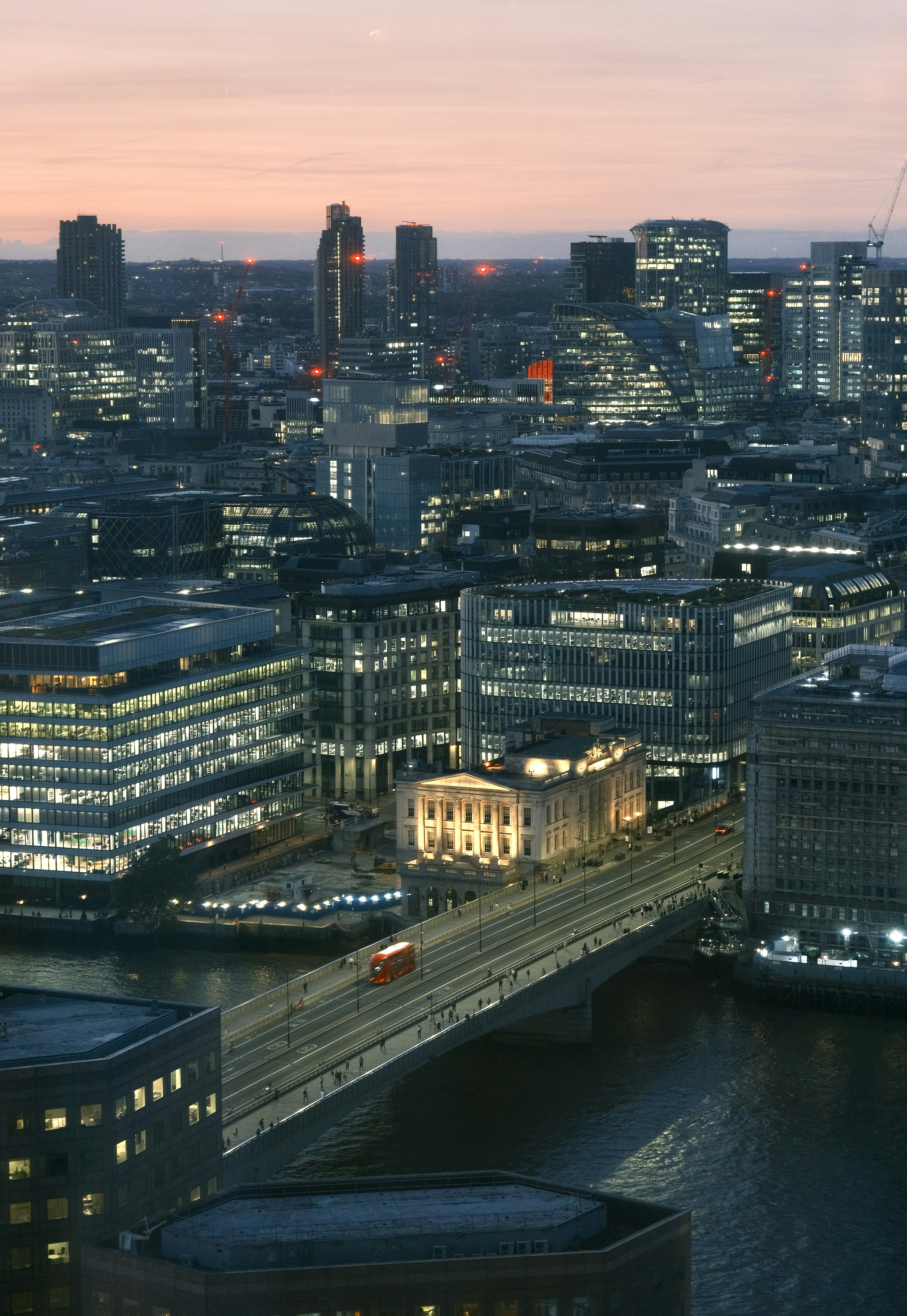 Nighttime view of london's skyline.