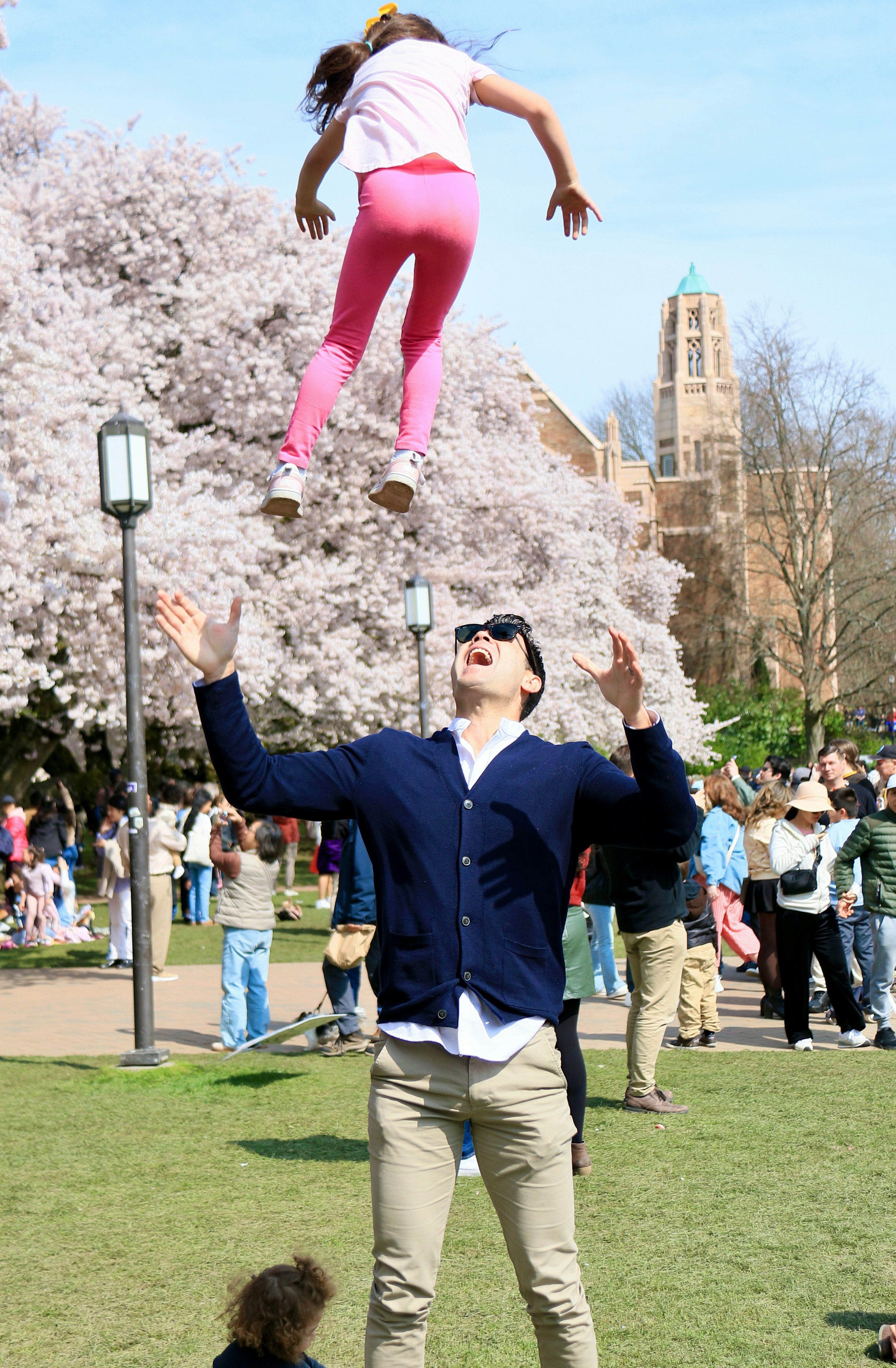 Un uomo lancia in aria una ragazza giocosamente.