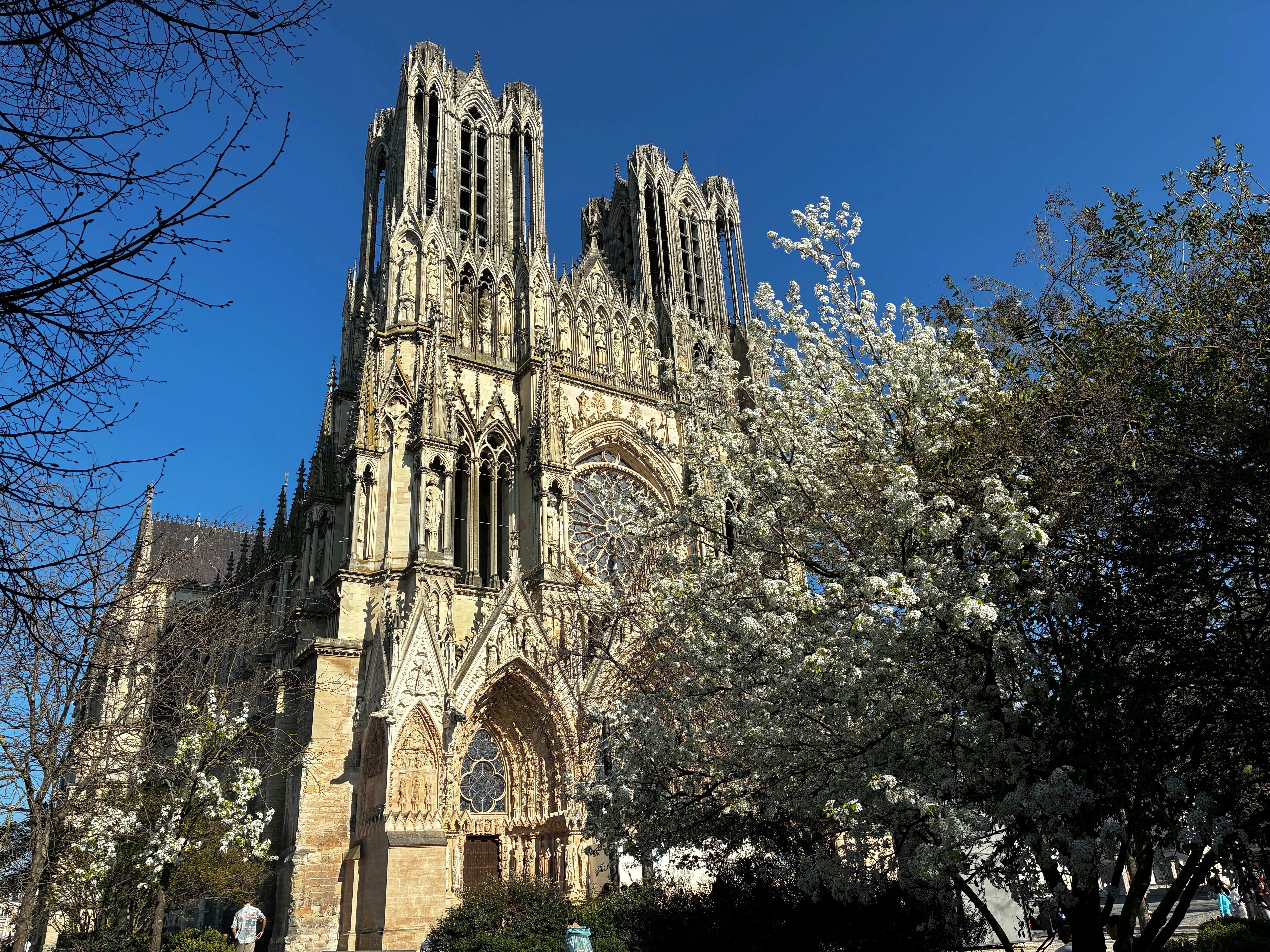 Die Kathedrale ist atemberaubend mit einem strahlend blauen Himmel