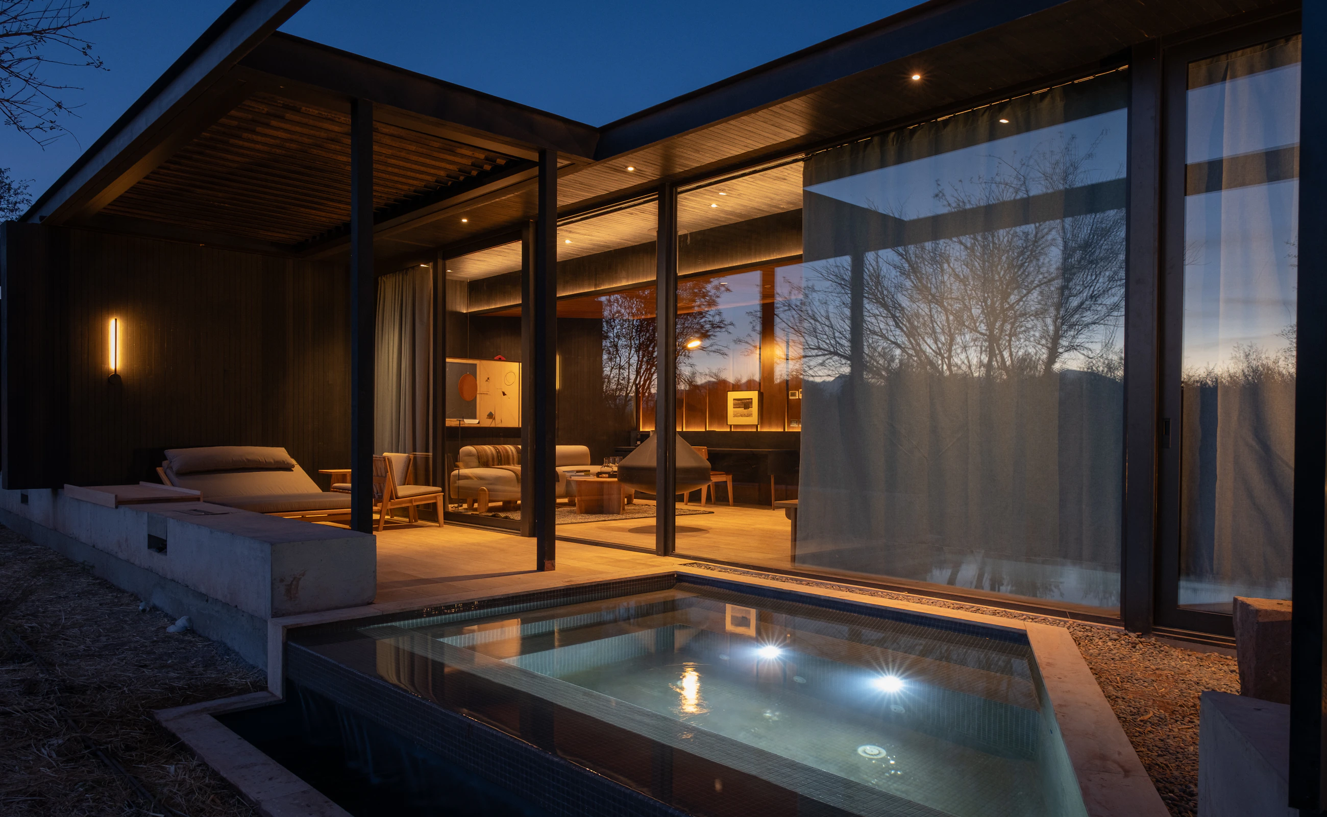 Casa de alto padrão com piscina ao entardecer