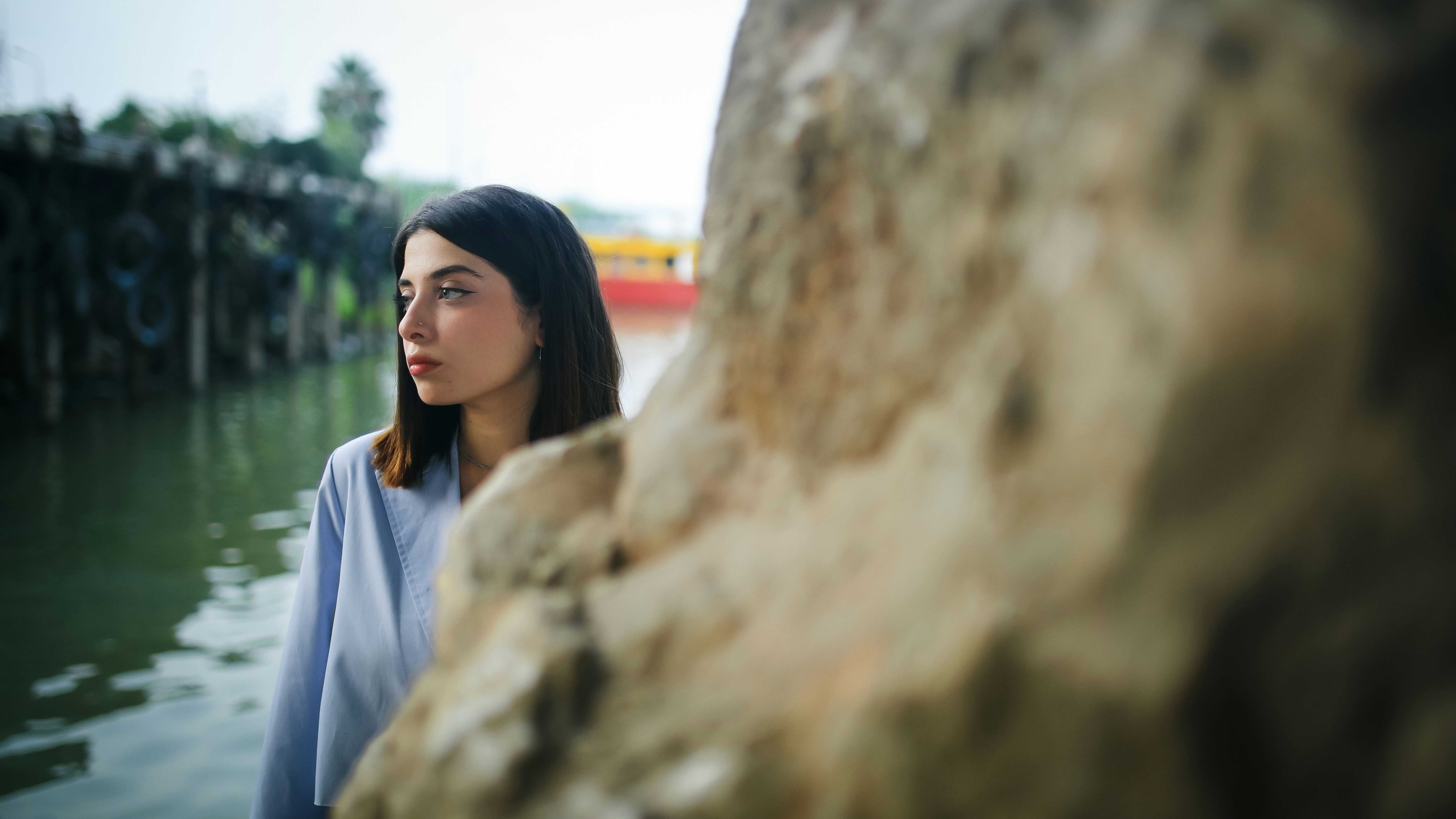 一人の女性が遠くを見つめています。