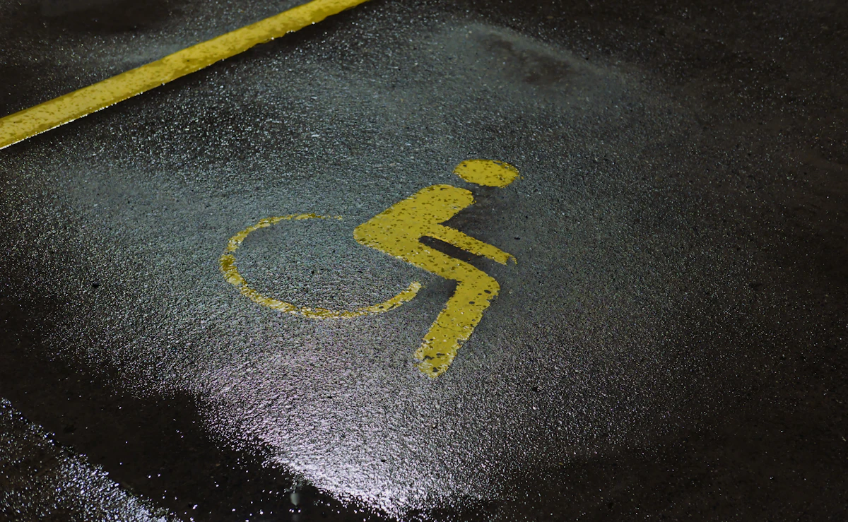 Signalisation PMR parking : panneaux, marquage au sol et pictogrammes