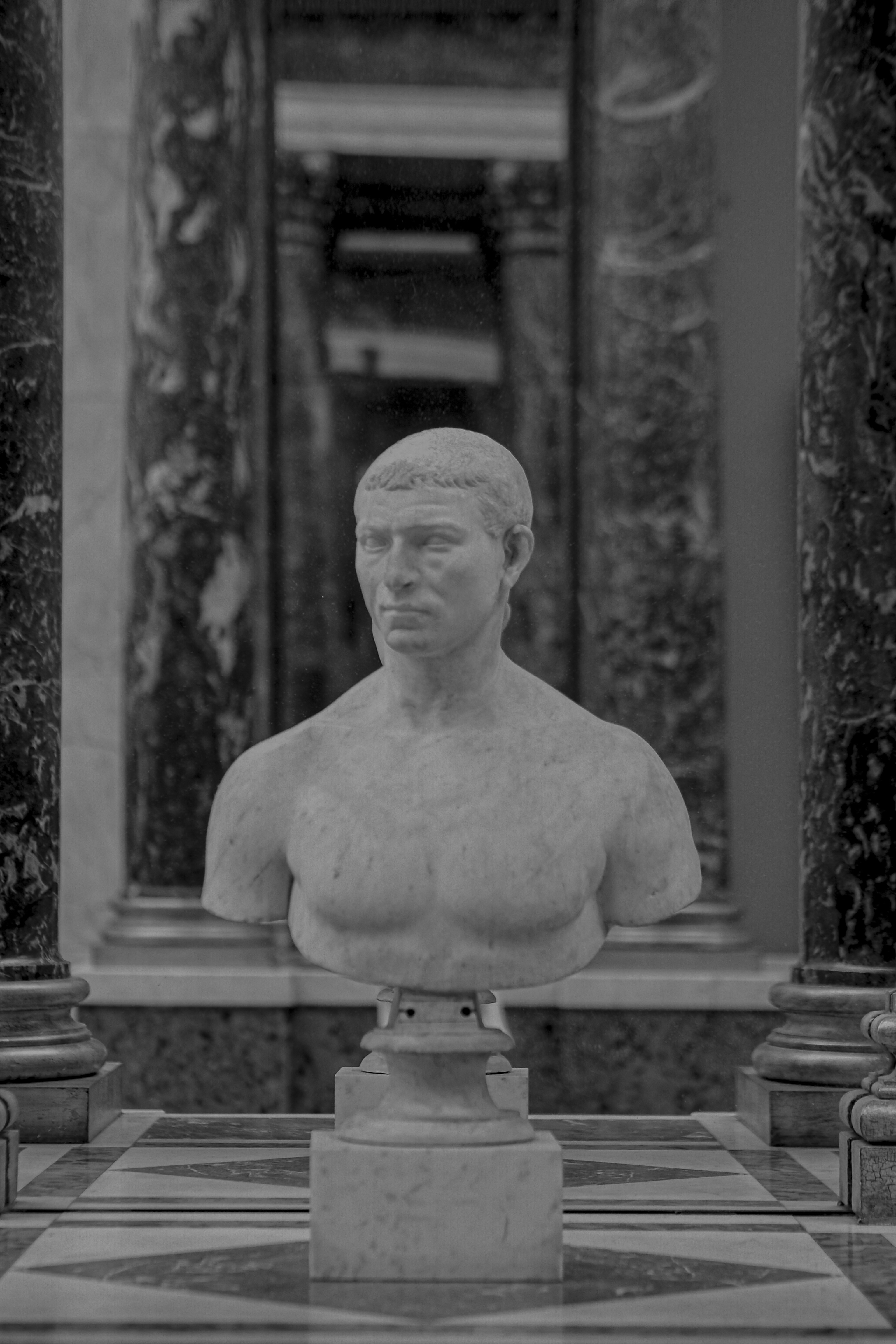 柱の間に展示された大理石の胸像。の写真 – Unsplashのパリの無料画像