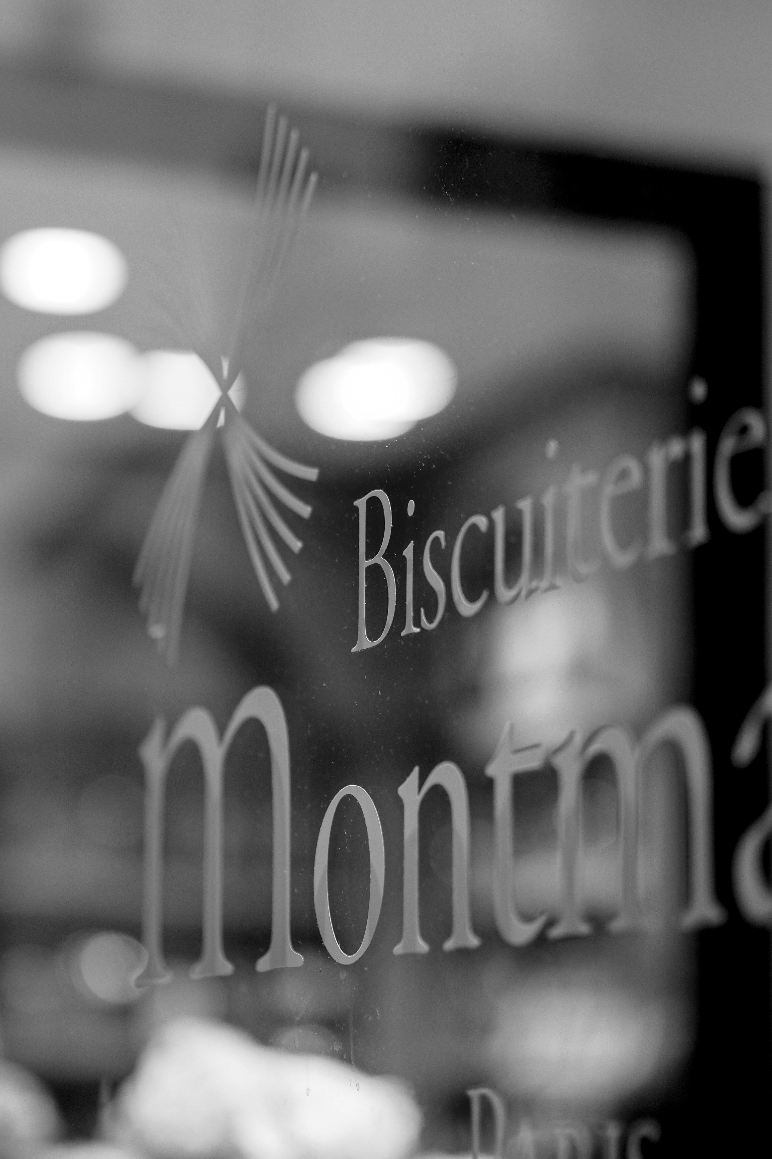 Etalase biskuiterie montmartre terlihat.
