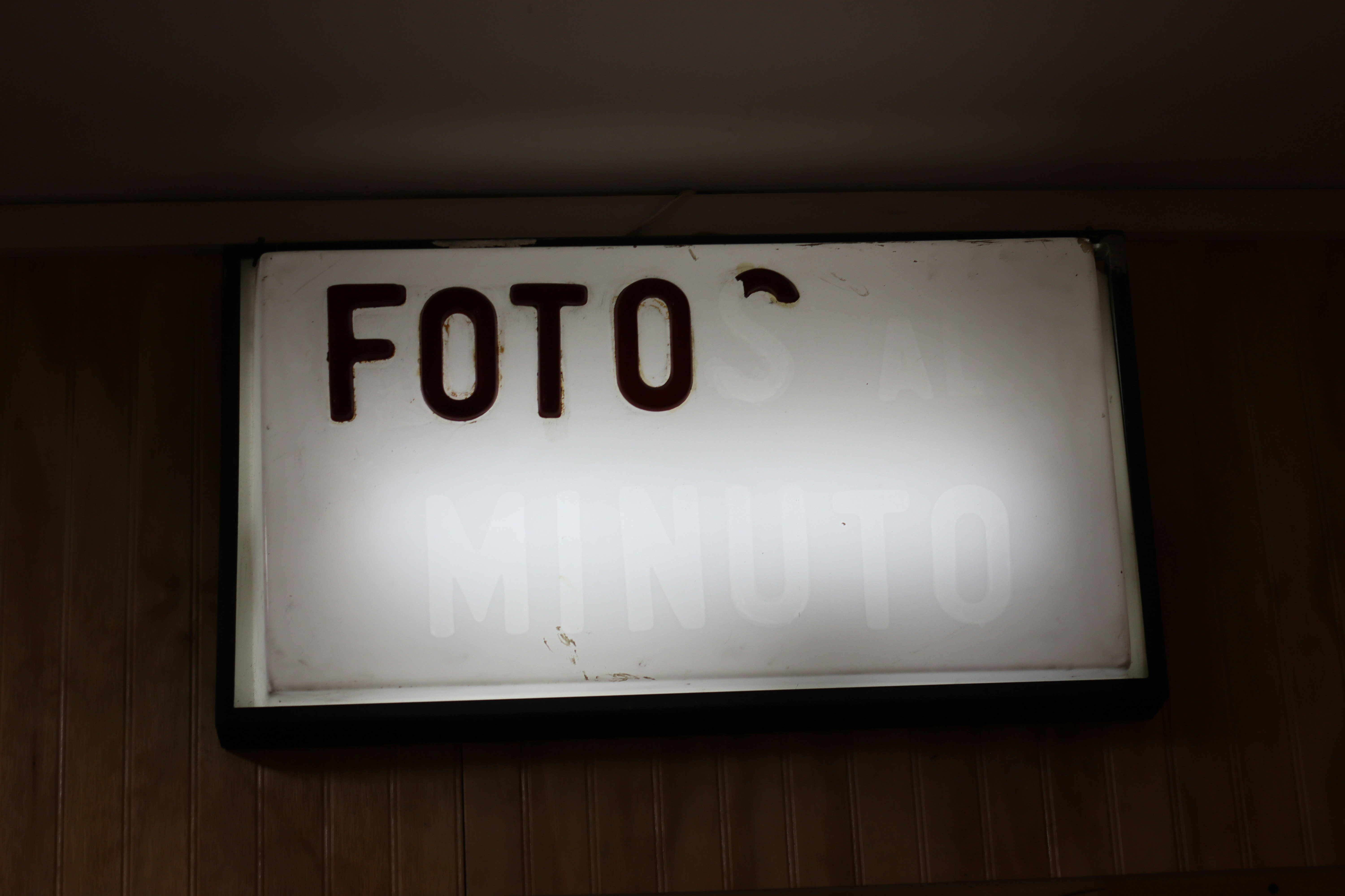 A lighted sign reads "foto."