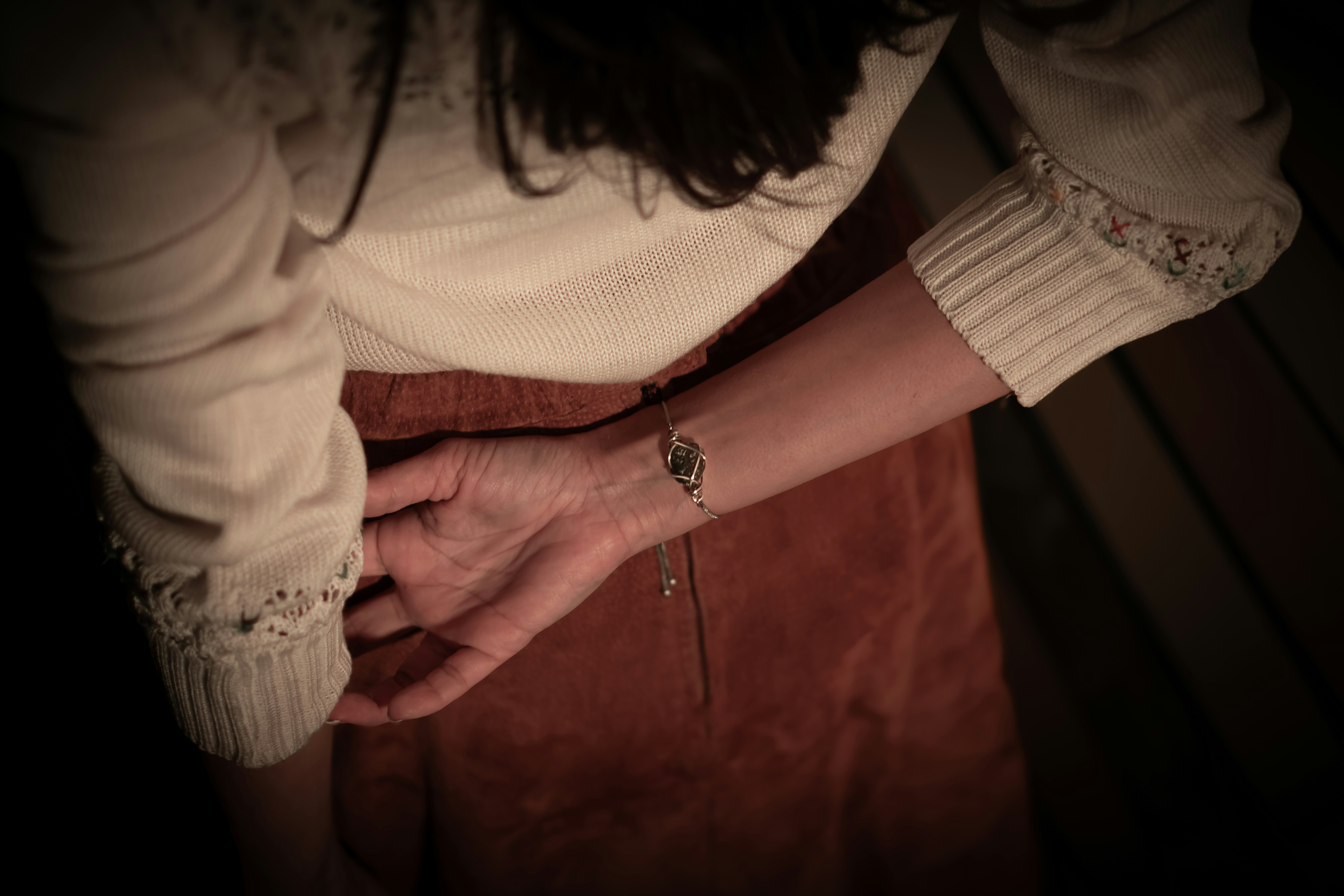 A woman is holding her hand behind her. photo – Free Usa Image on Unsplash