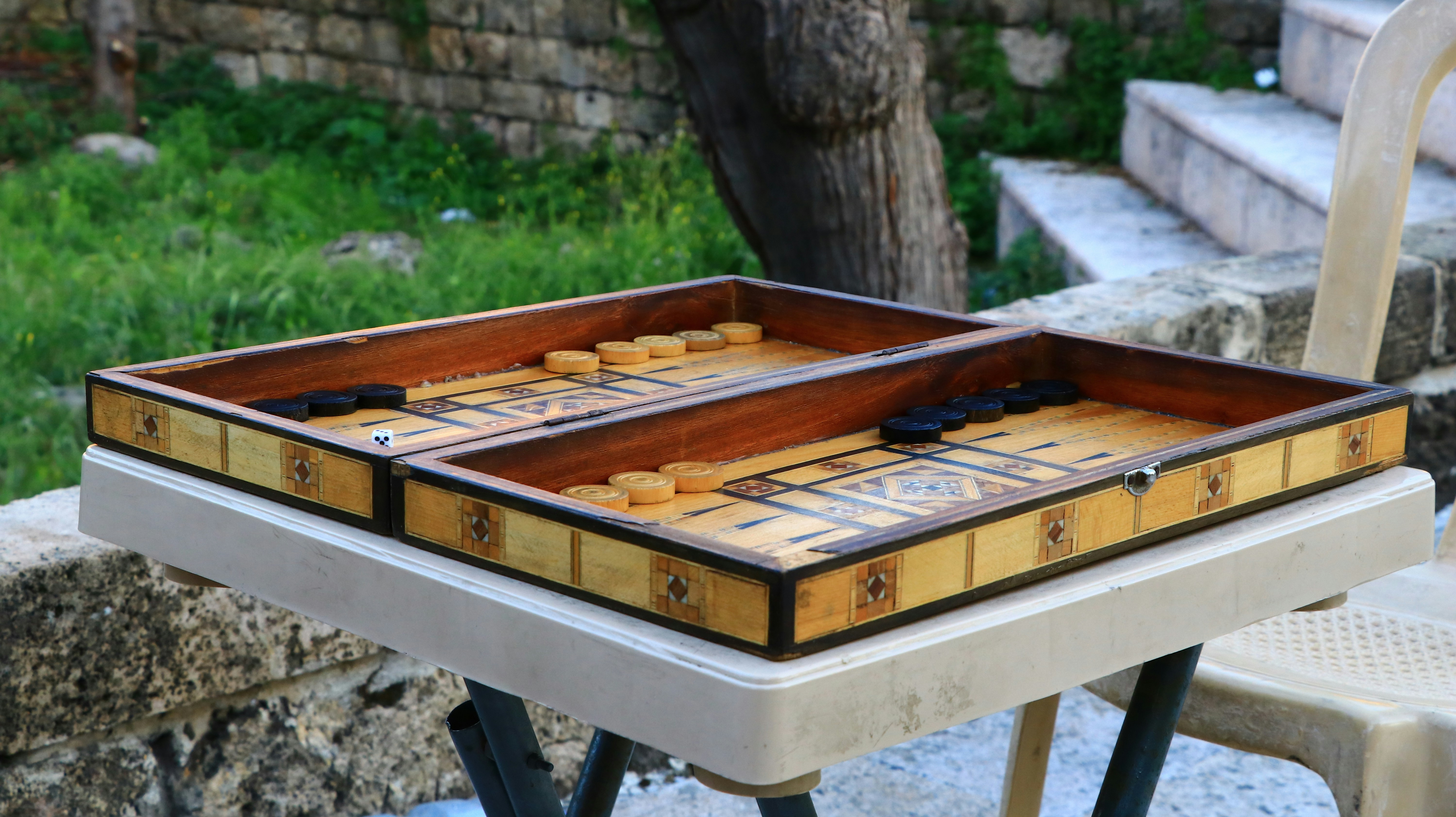 Backgammon-Brett im Freien aufgestellt, bereit zum Spielen.