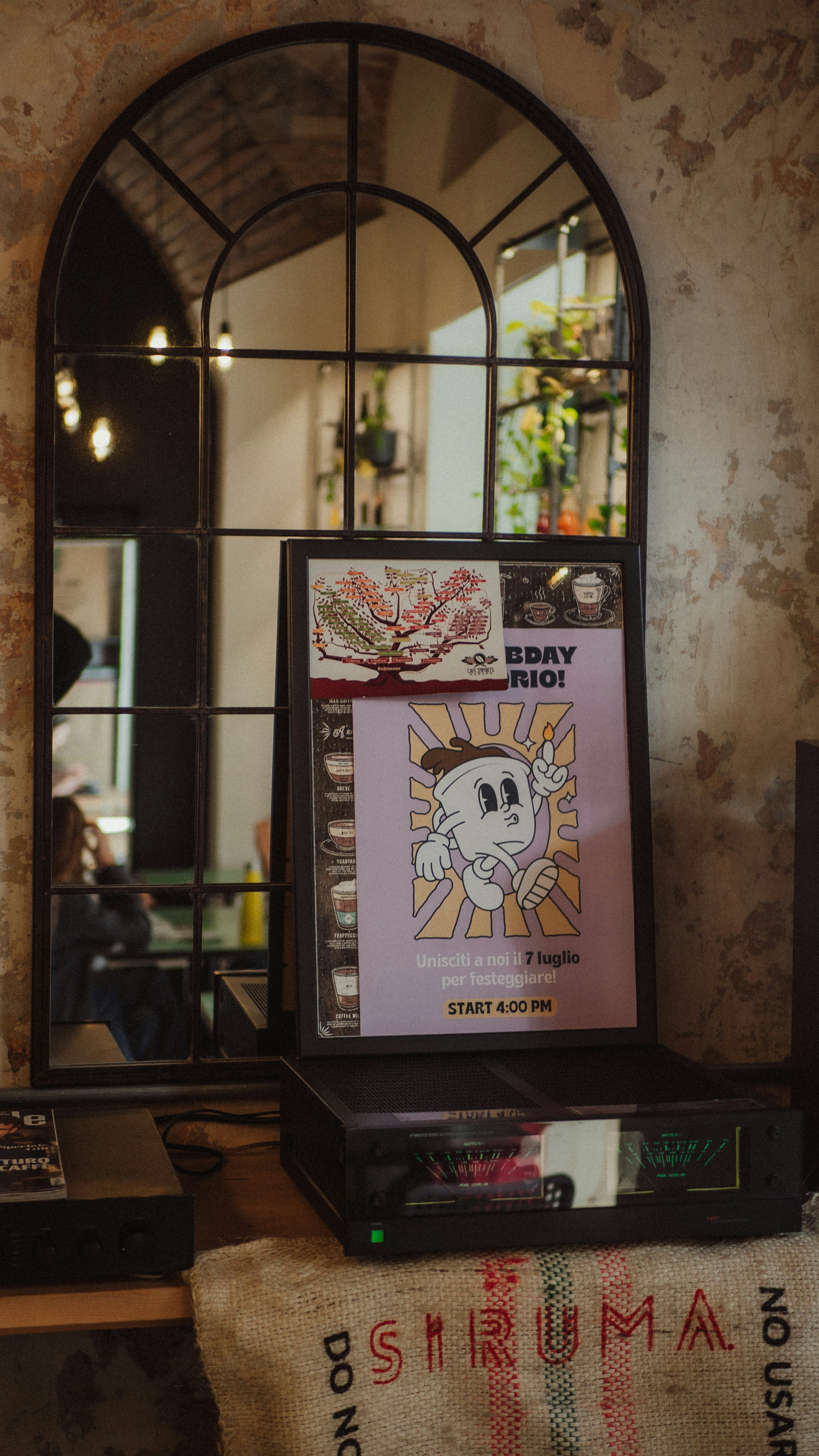 Interior kedai kopi dengan tanda promosi.