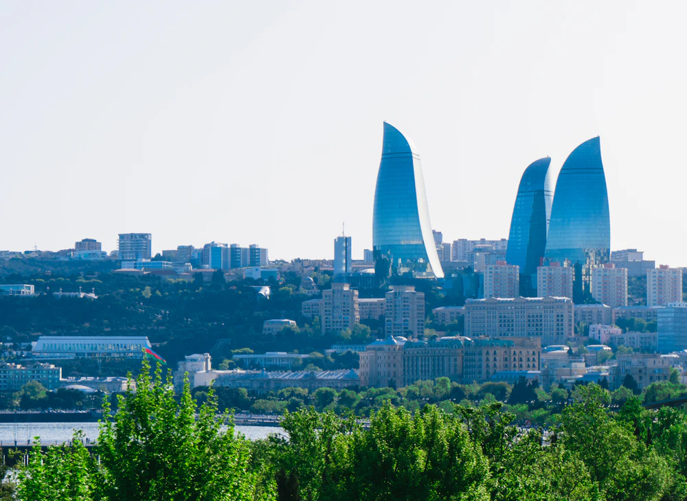 Пламенные башни Баку — три факела из стекла и стали горят в ночном небе