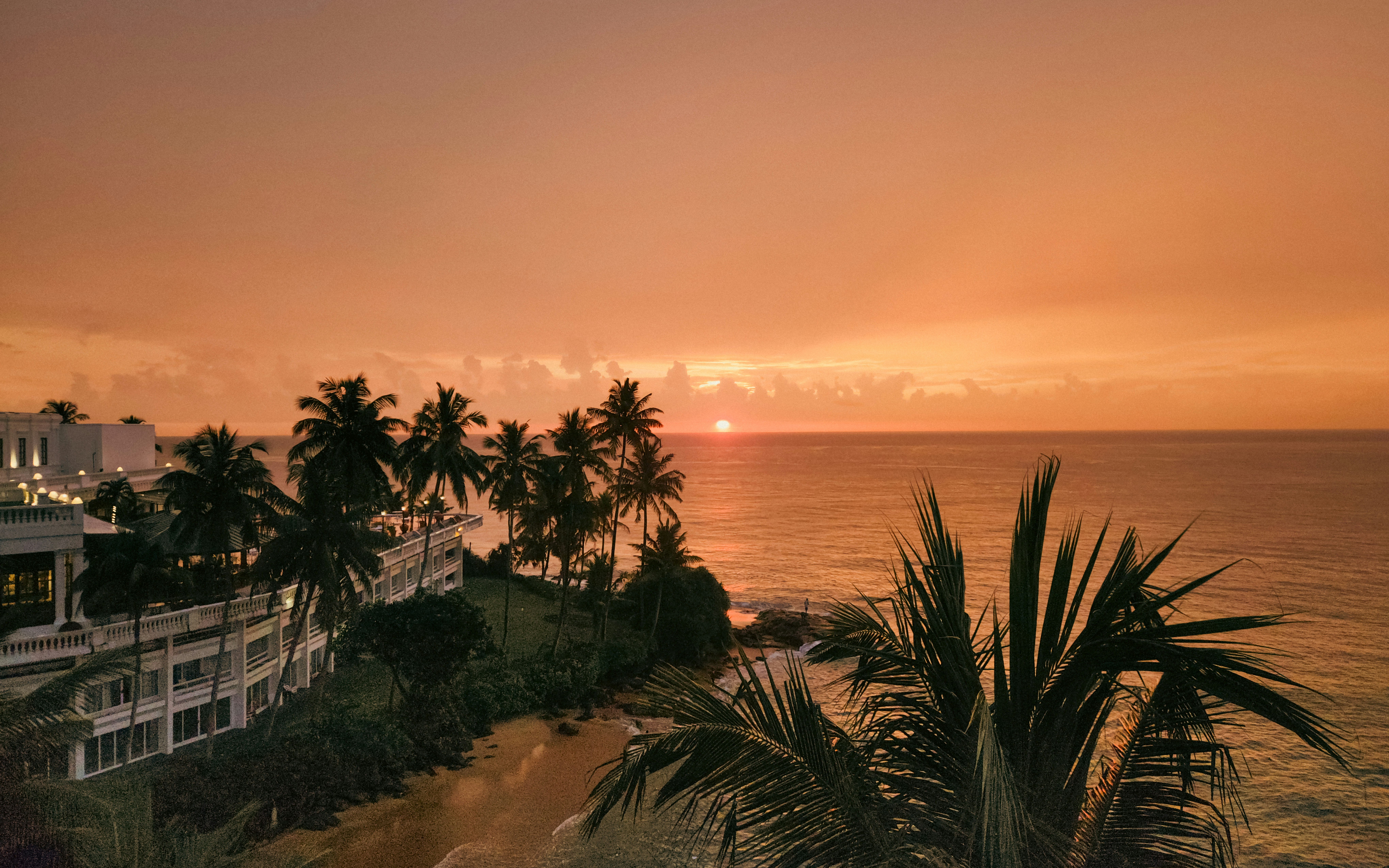 romantic getaway, tropical beach, cozy hotel, scenic landscape, ilustrasi artikel Minimoon vs. Honeymoon: Which is Right for You? 3