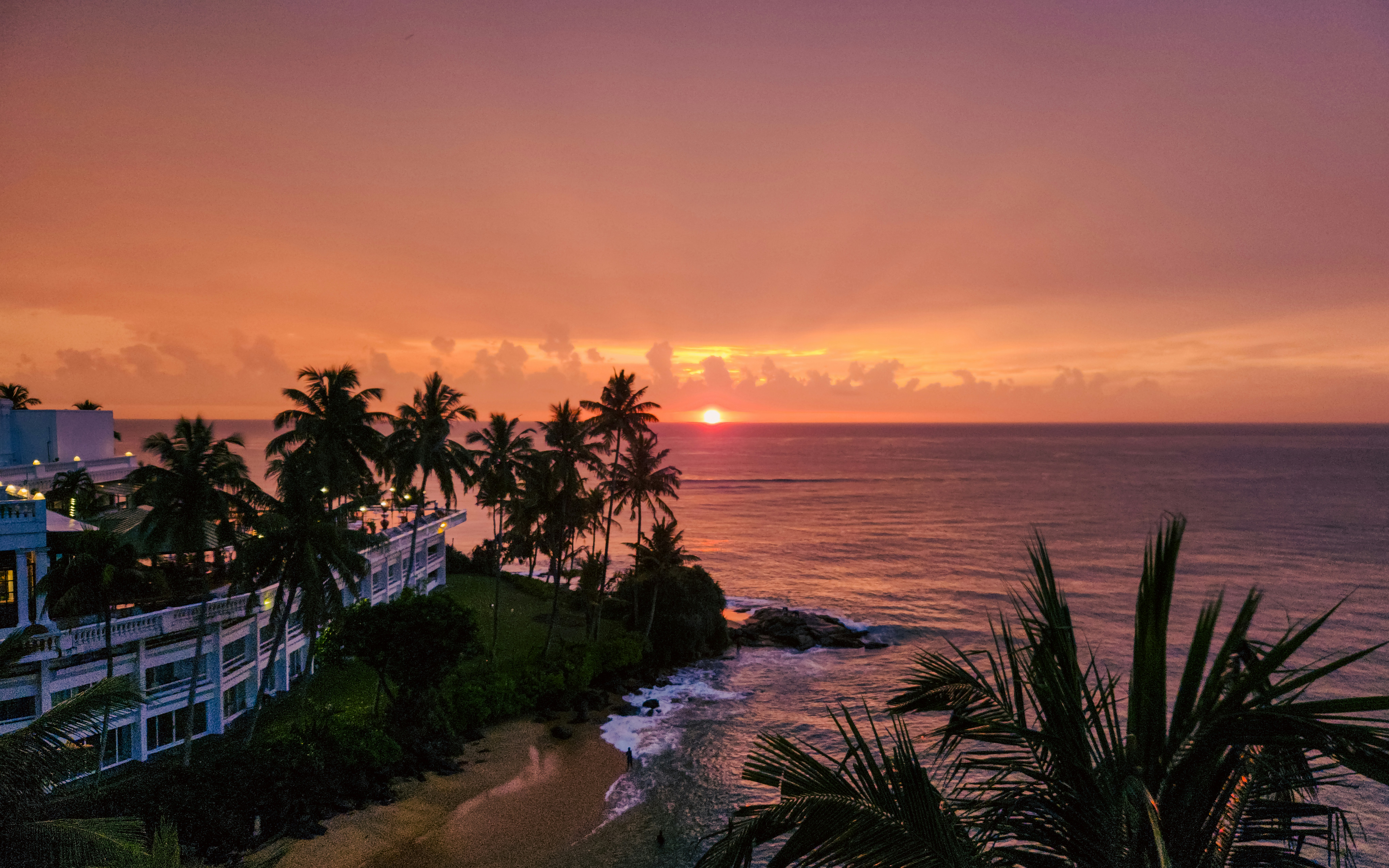 romantic getaway, tropical beach, cozy hotel, scenic landscape, ilustrasi artikel Minimoon vs. Honeymoon: Which is Right for You? 7