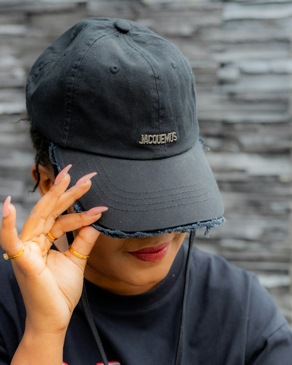 Femme africaine avec casquette TicketUp — Découvre les événements