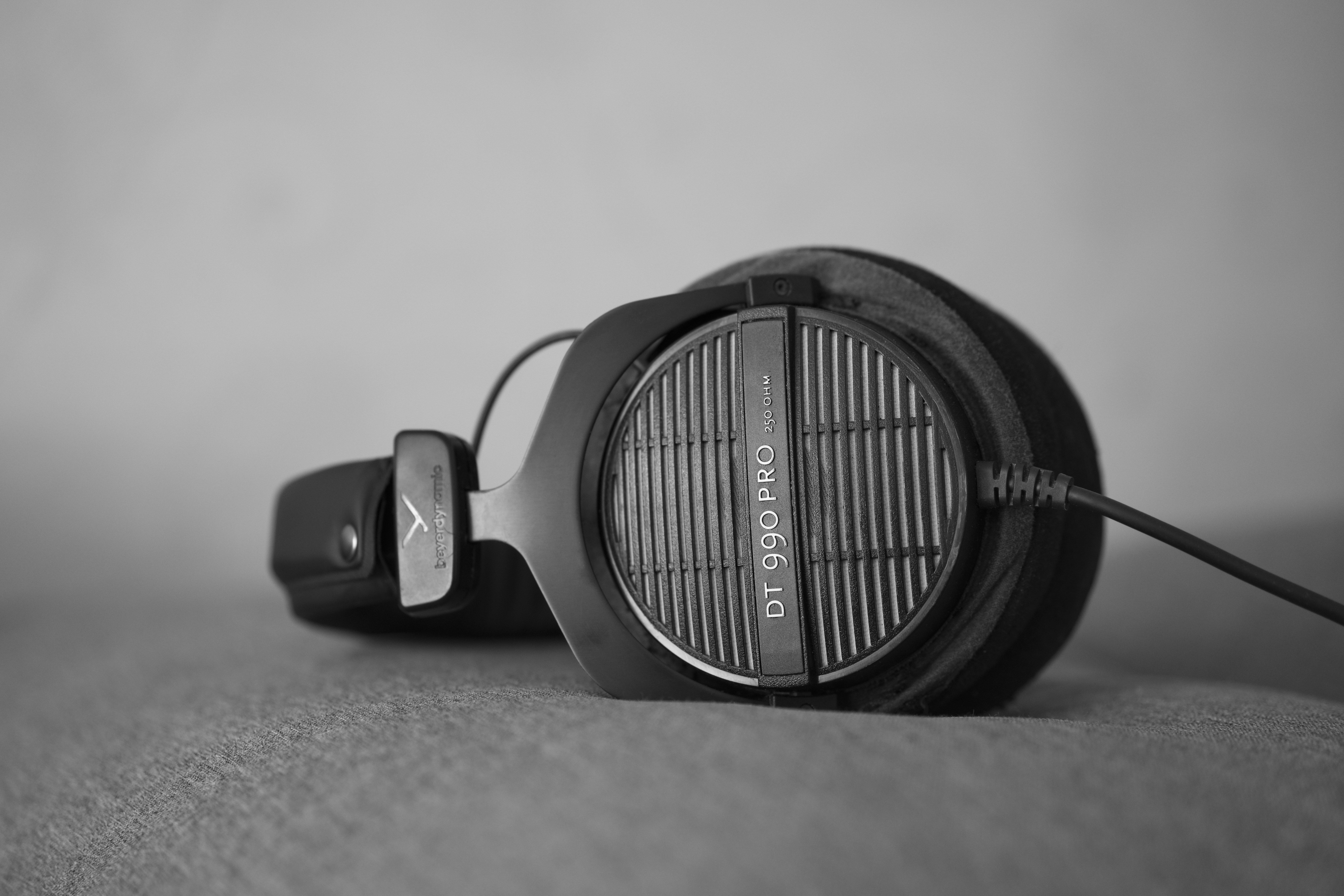 Kopfhörer ruhen auf einer Oberfläche in Schwarz-Weiß.