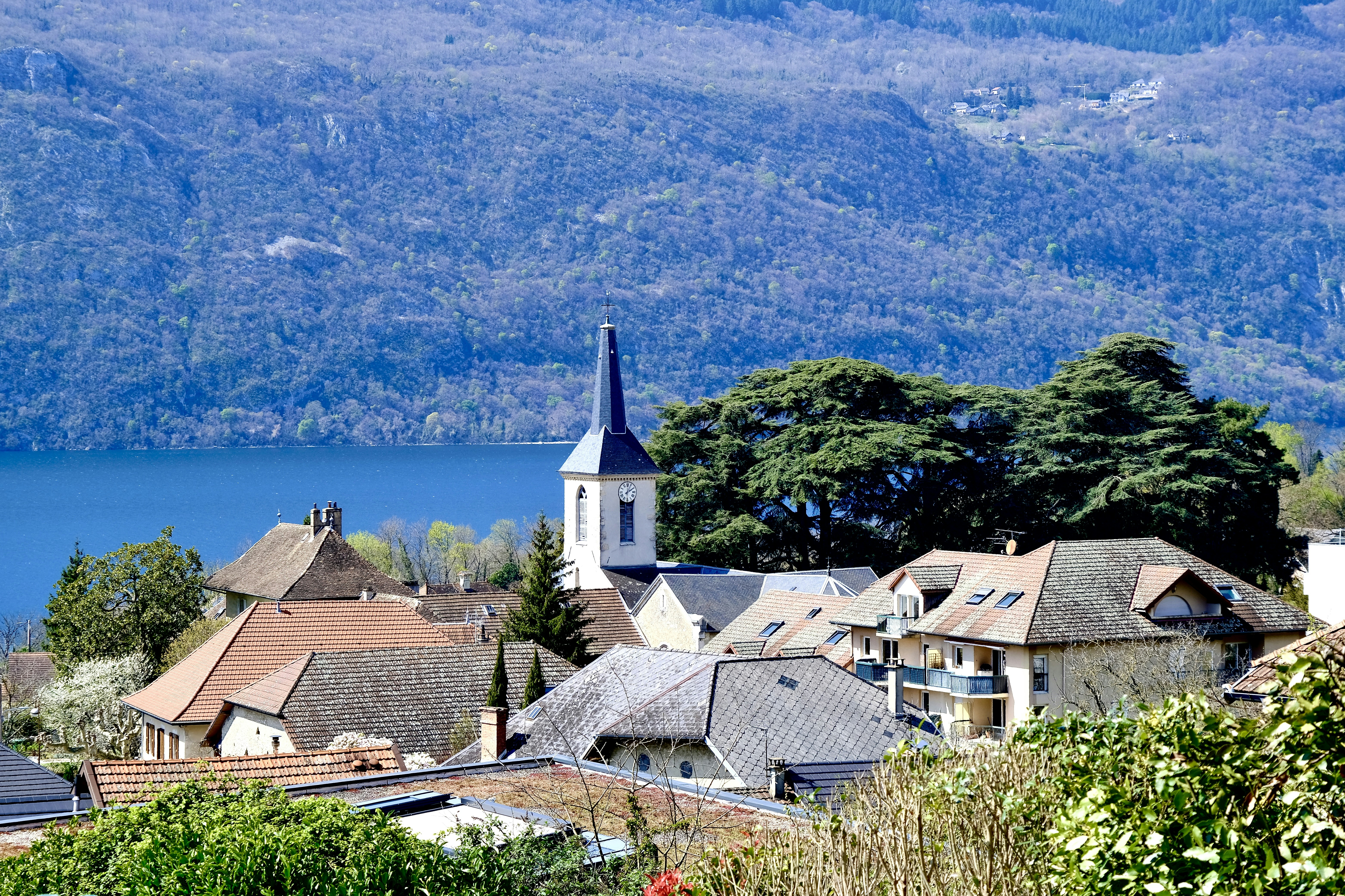 Un village pittoresque se trouve au bord d’un lac tranquille.