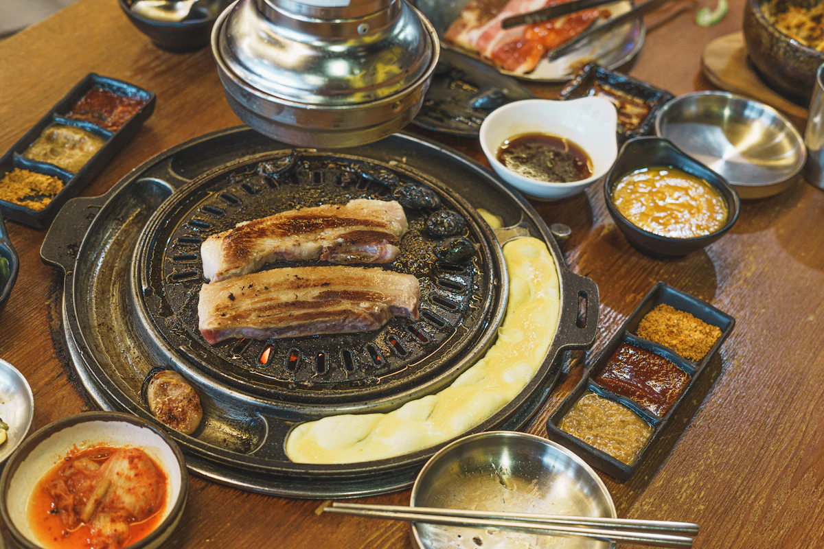 Bàn tiệc thịt nướng Bulgogi Hàn Quốc truyền thống với đầy đủ món ăn kèm banchan