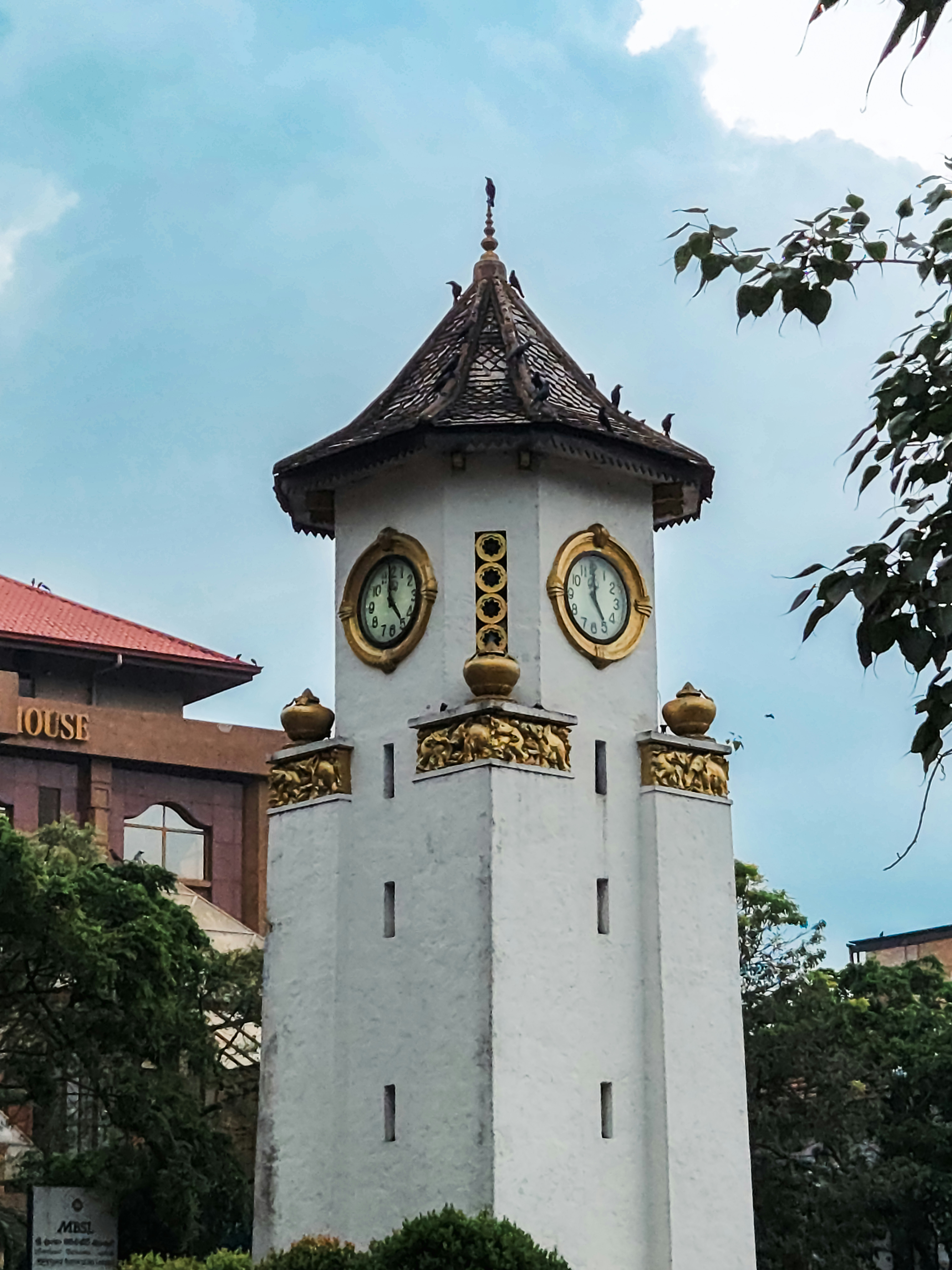 Torre do relógio com detalhes ornamentados contra um céu nublado.
