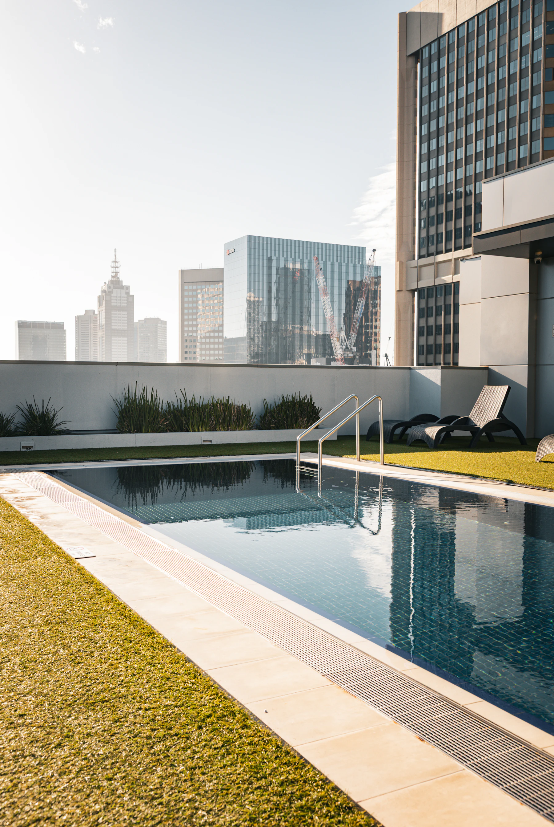 Piscina y terraza urbana de referencia