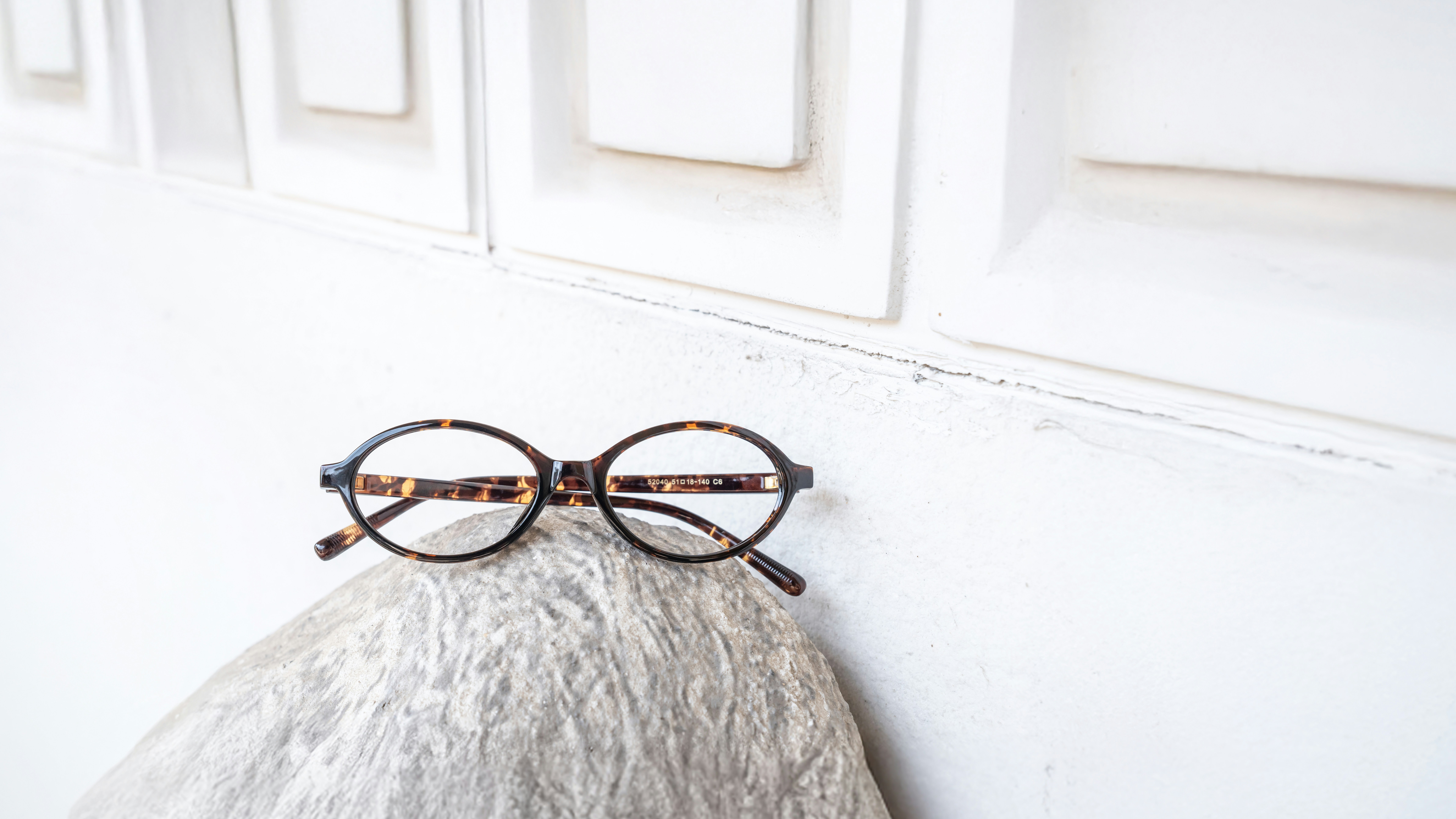 Hier ist eine mögliche Bildunterschrift: Runde Brille sitzt auf einem Felsen.