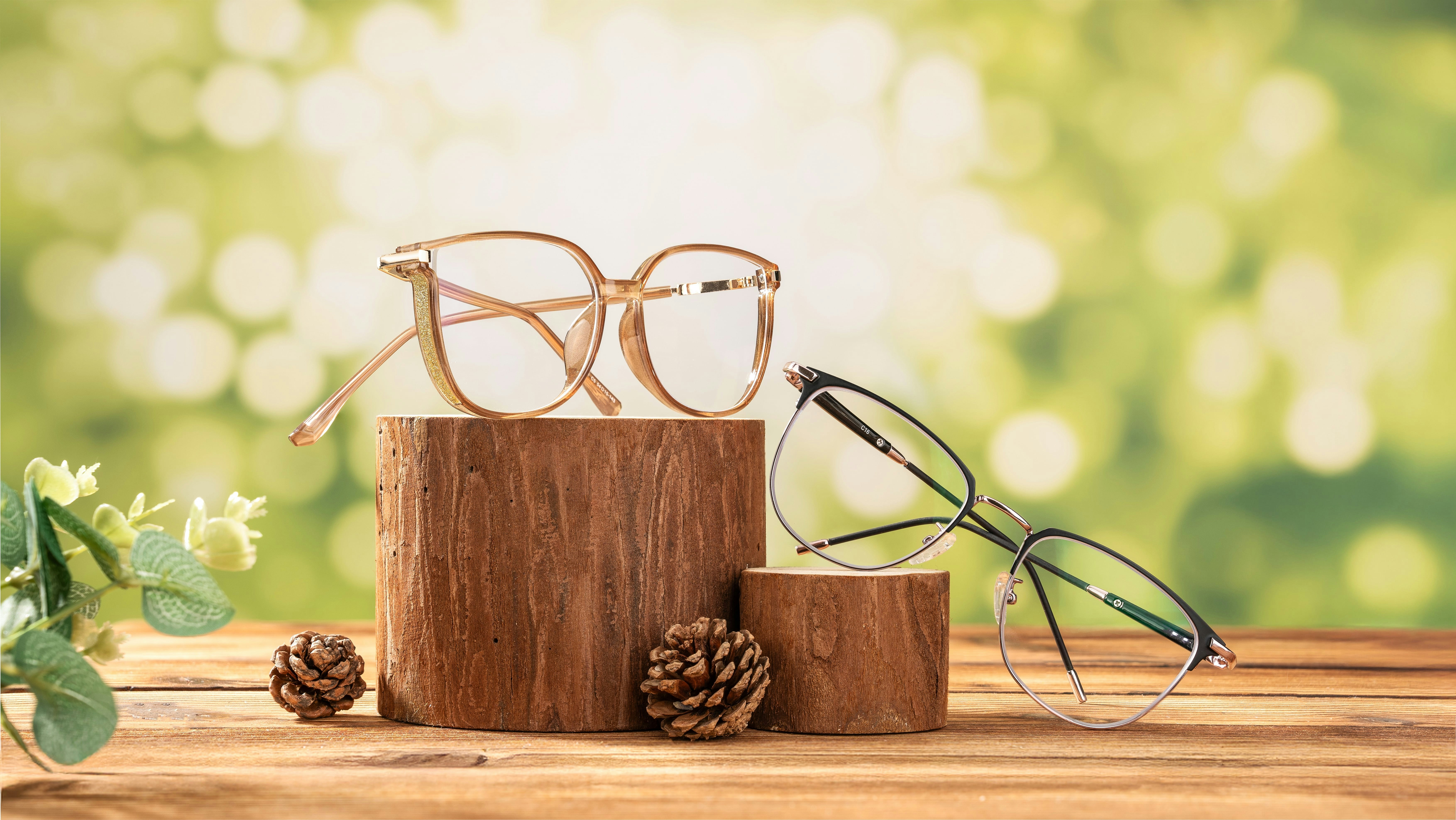 Zwei Brillen auf Holzklötzen.