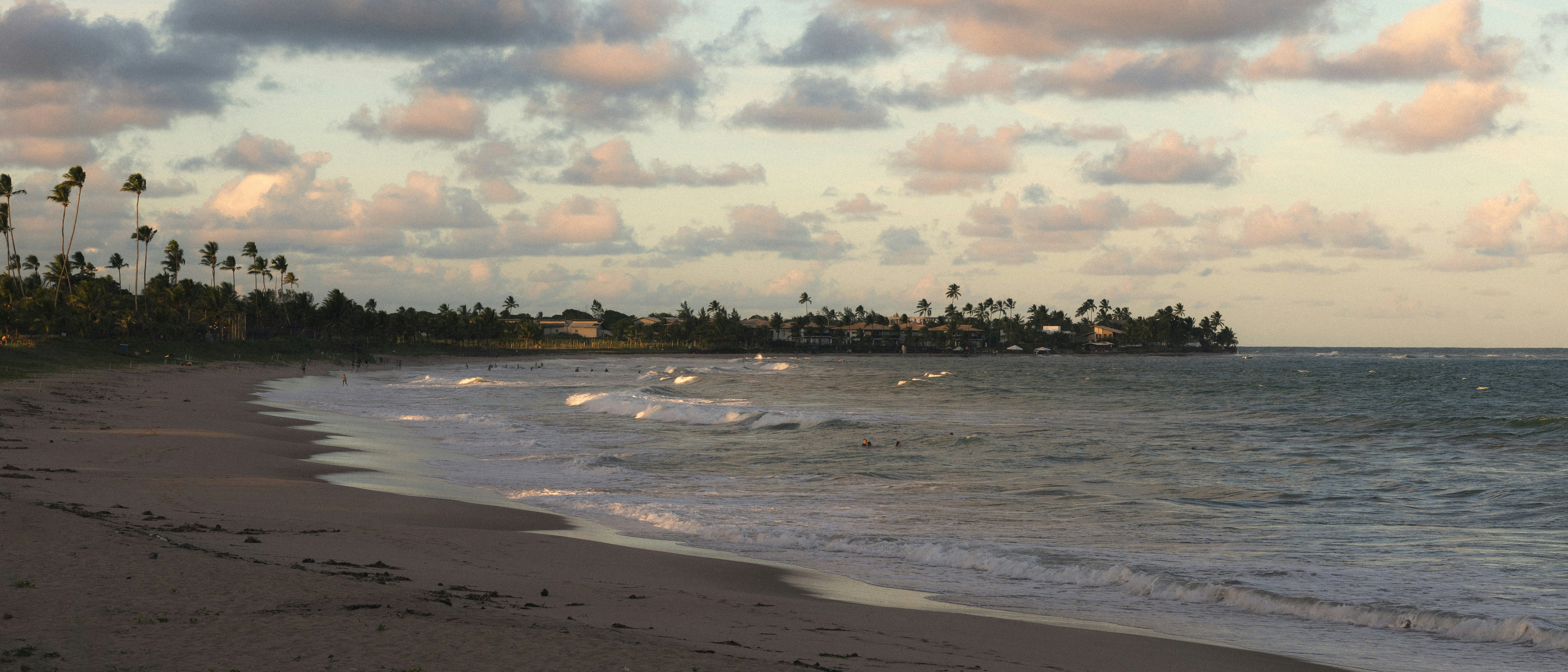 흐린 하늘과 함께 일몰의 해변.