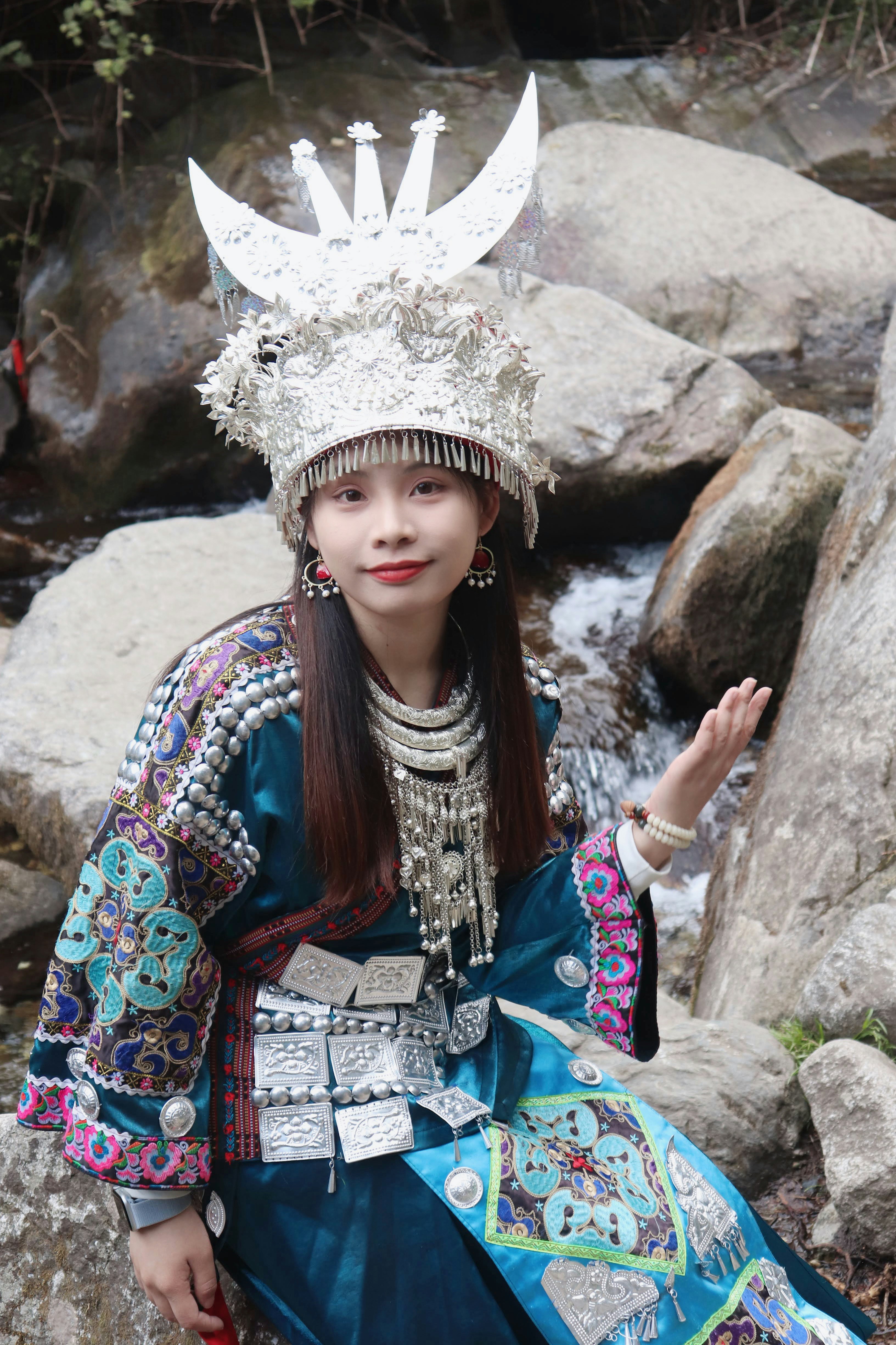 伝統的な中国の服を着た女性がポーズをとっています。