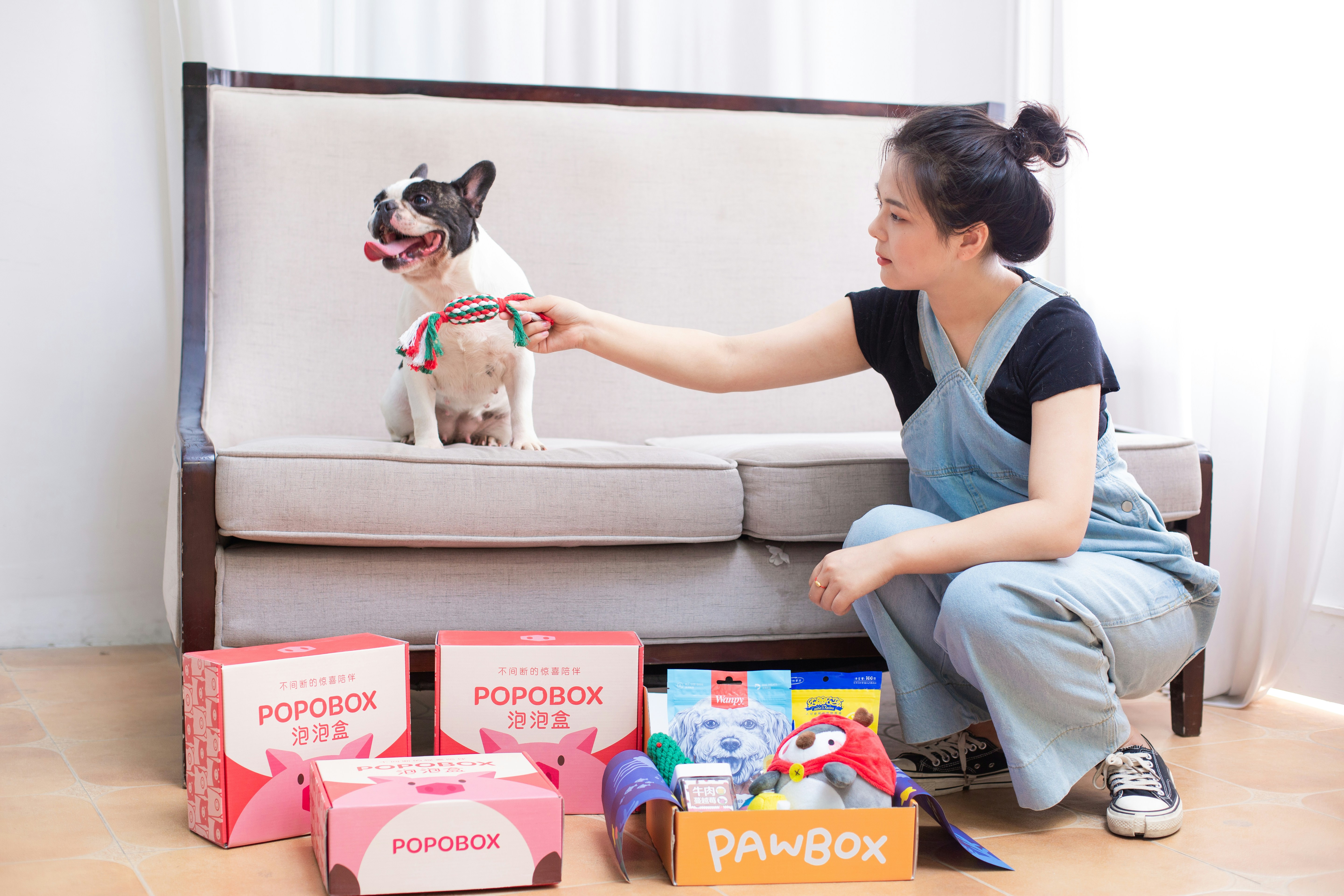 Wanita dengan anjing dan kotak anjing.