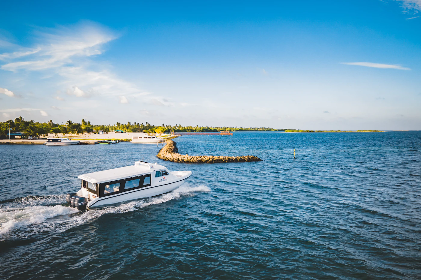 Speedboat auf türkisfarbenem Meer der Malediven als Symbol für Transfers nach Süd-Ari