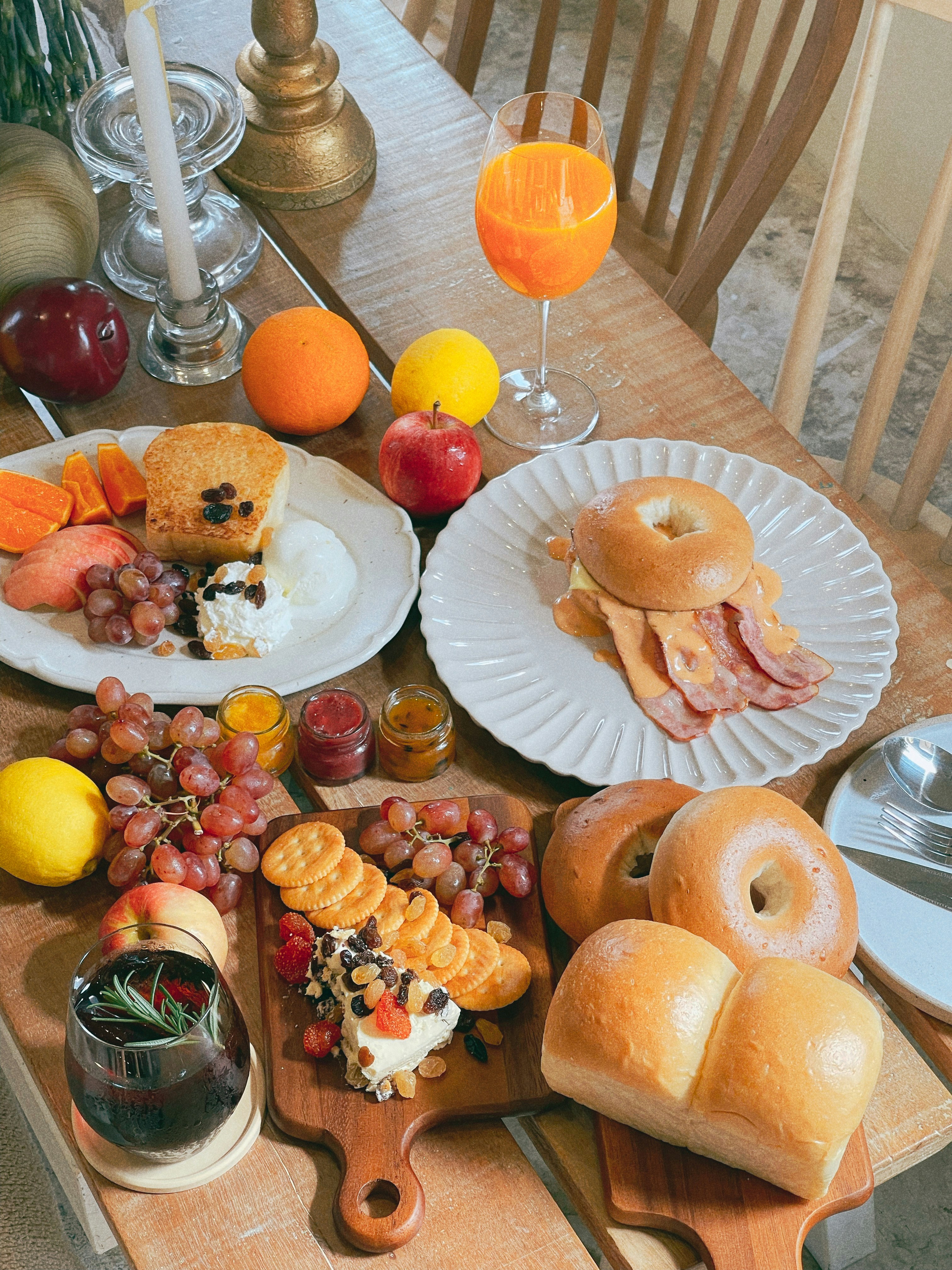 Das Frühstück umfasst Bagels, Obst und Getränke.