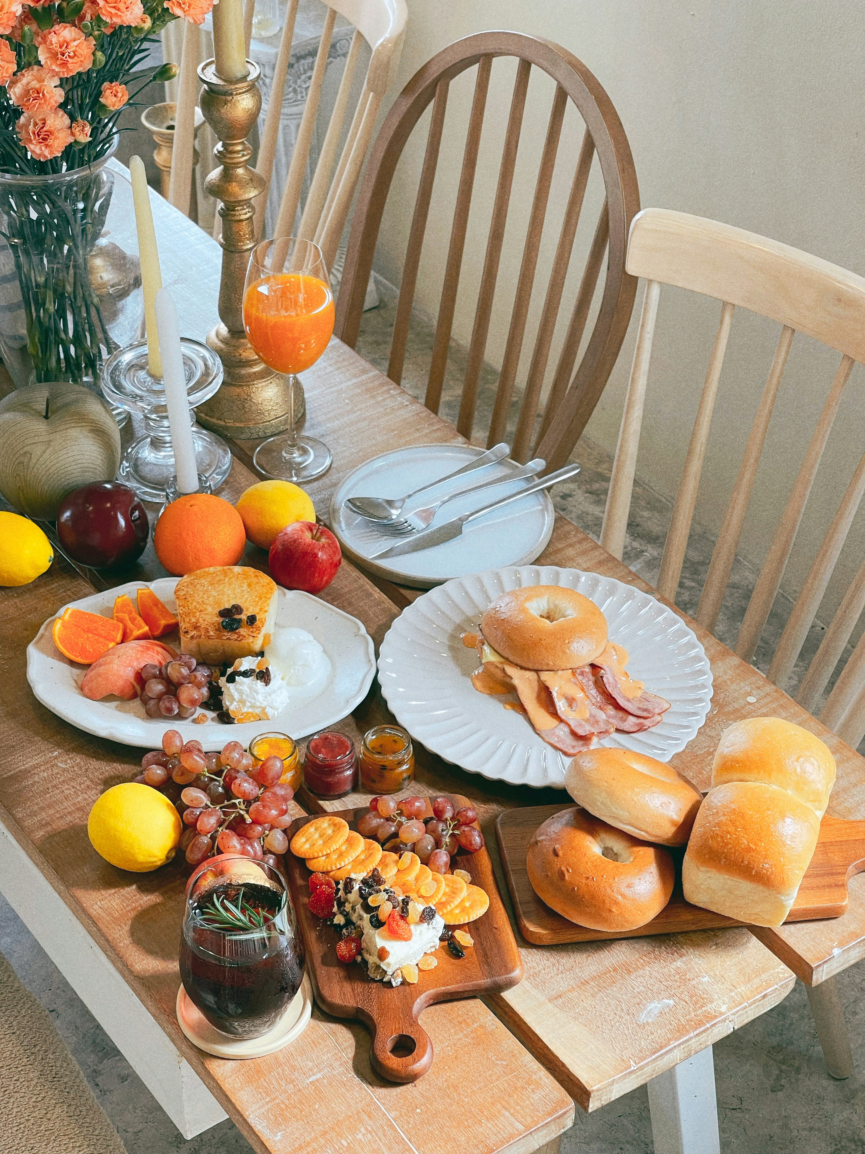 Ein leckerer Brunch wird auf einem Holztisch serviert.