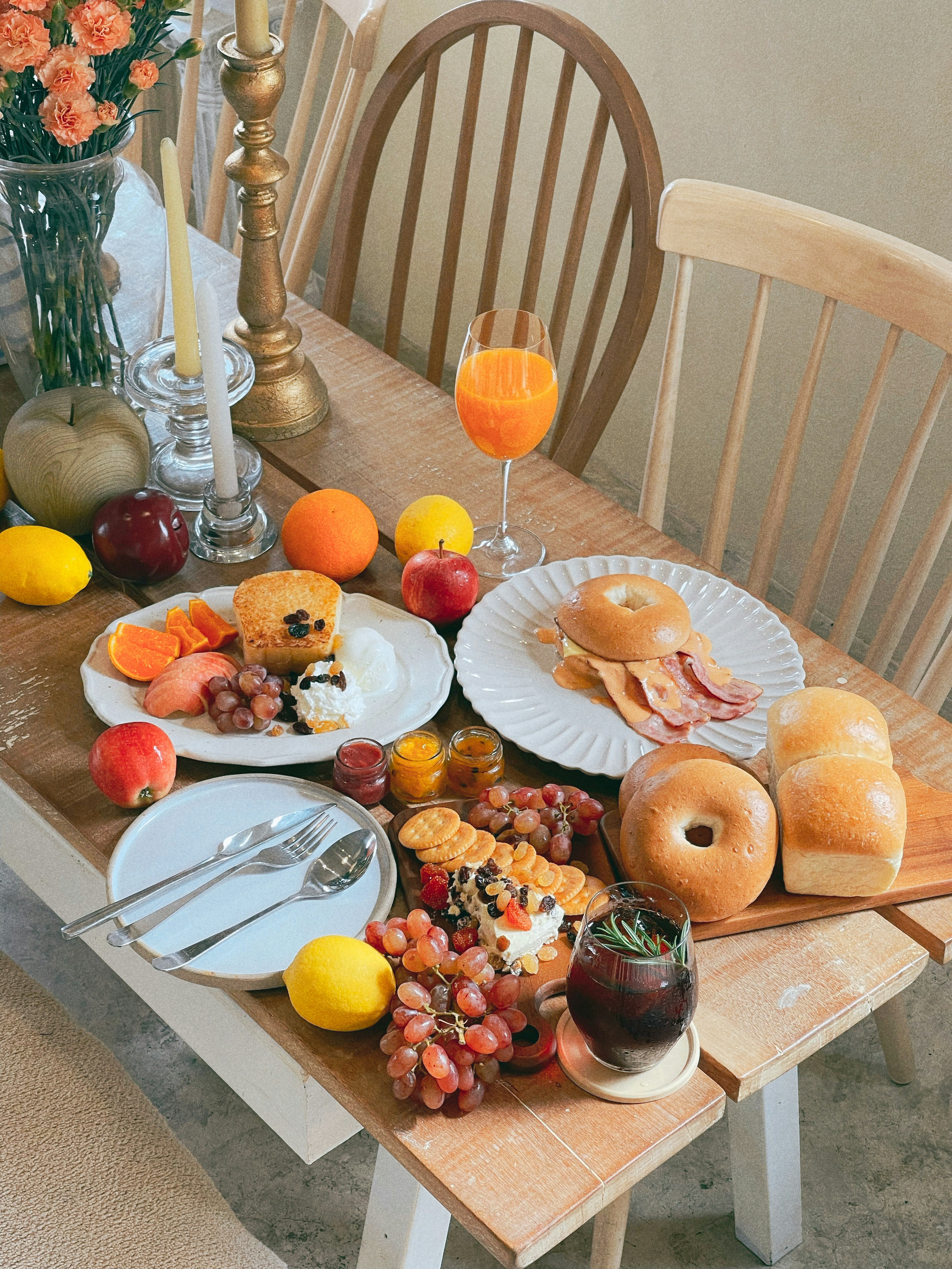 Das Frühstück wird an einem schön dekorierten Tisch serviert.