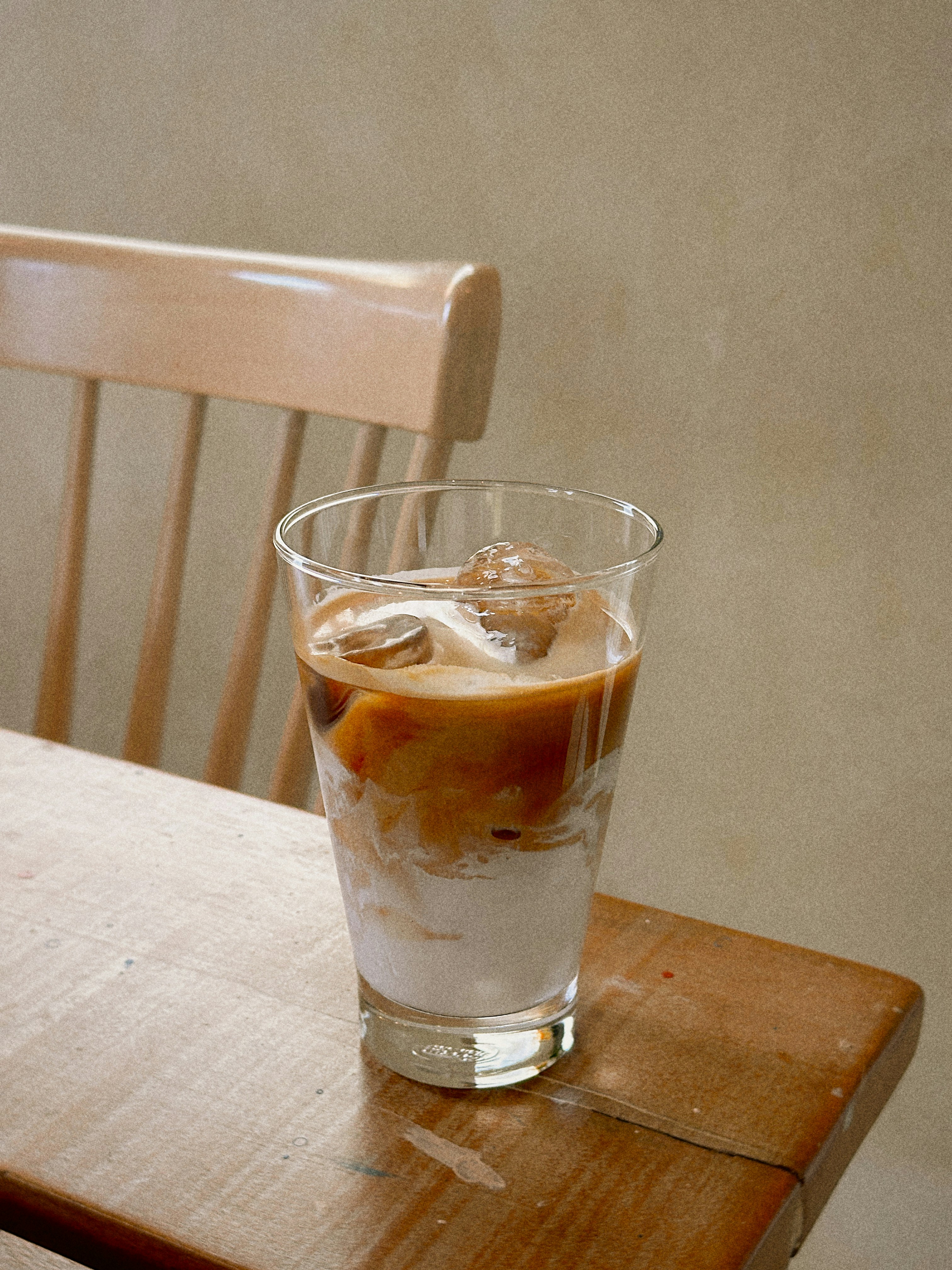 Eiskaffee wird in einem Glas serviert.