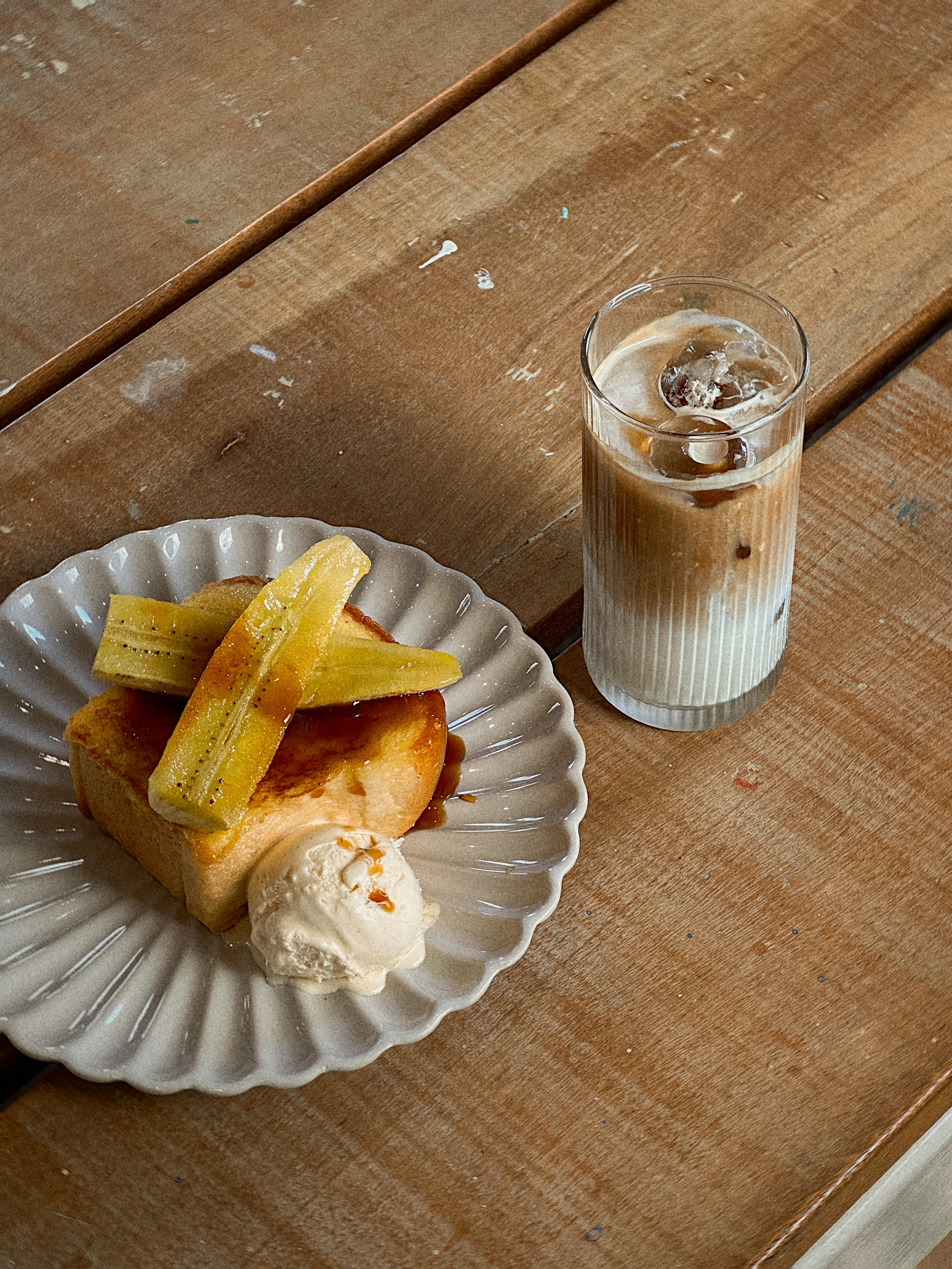 Toast mit Eis und Eiskaffee.