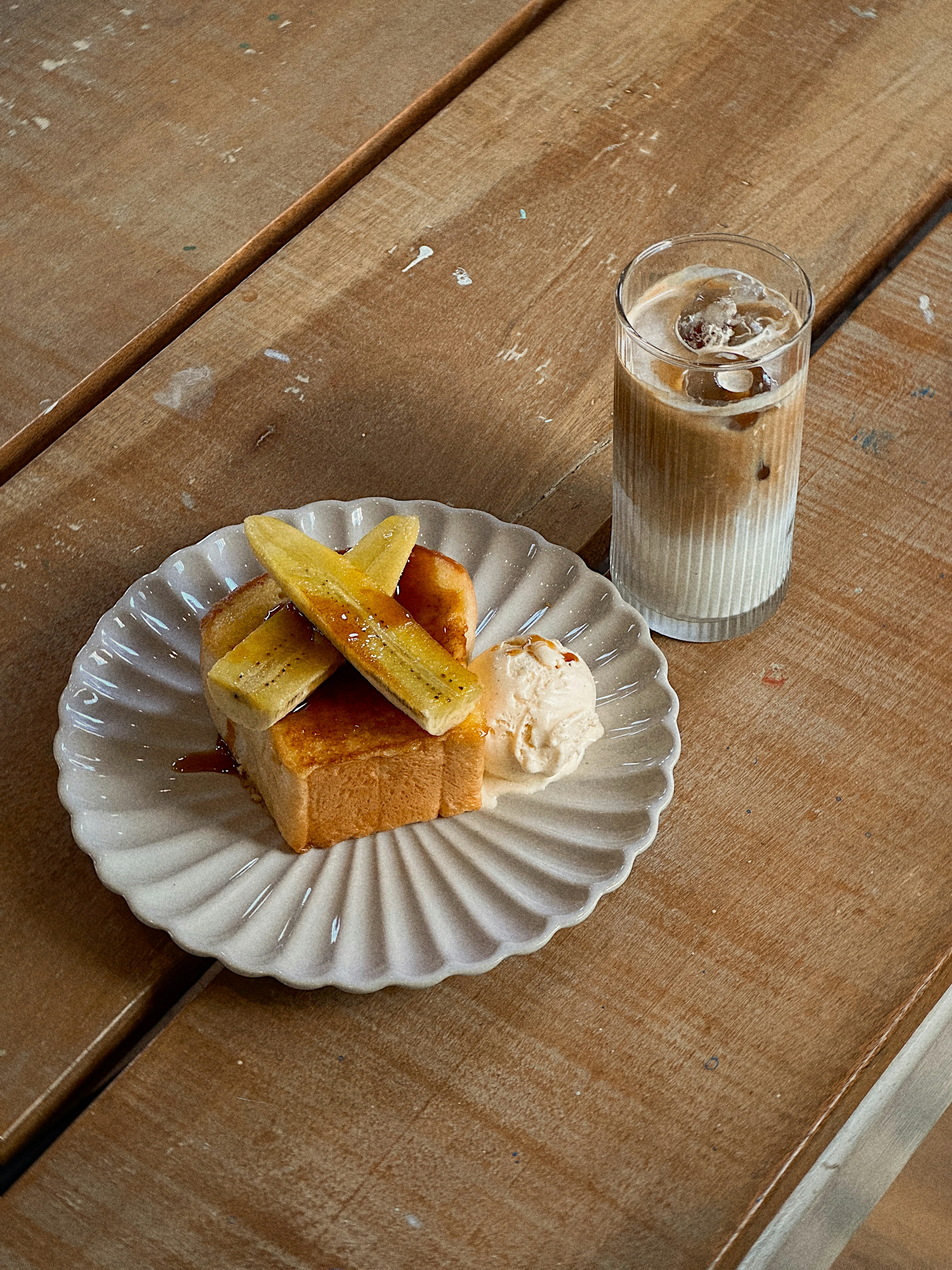 Toast, Banane, Eis und Eiskaffee.