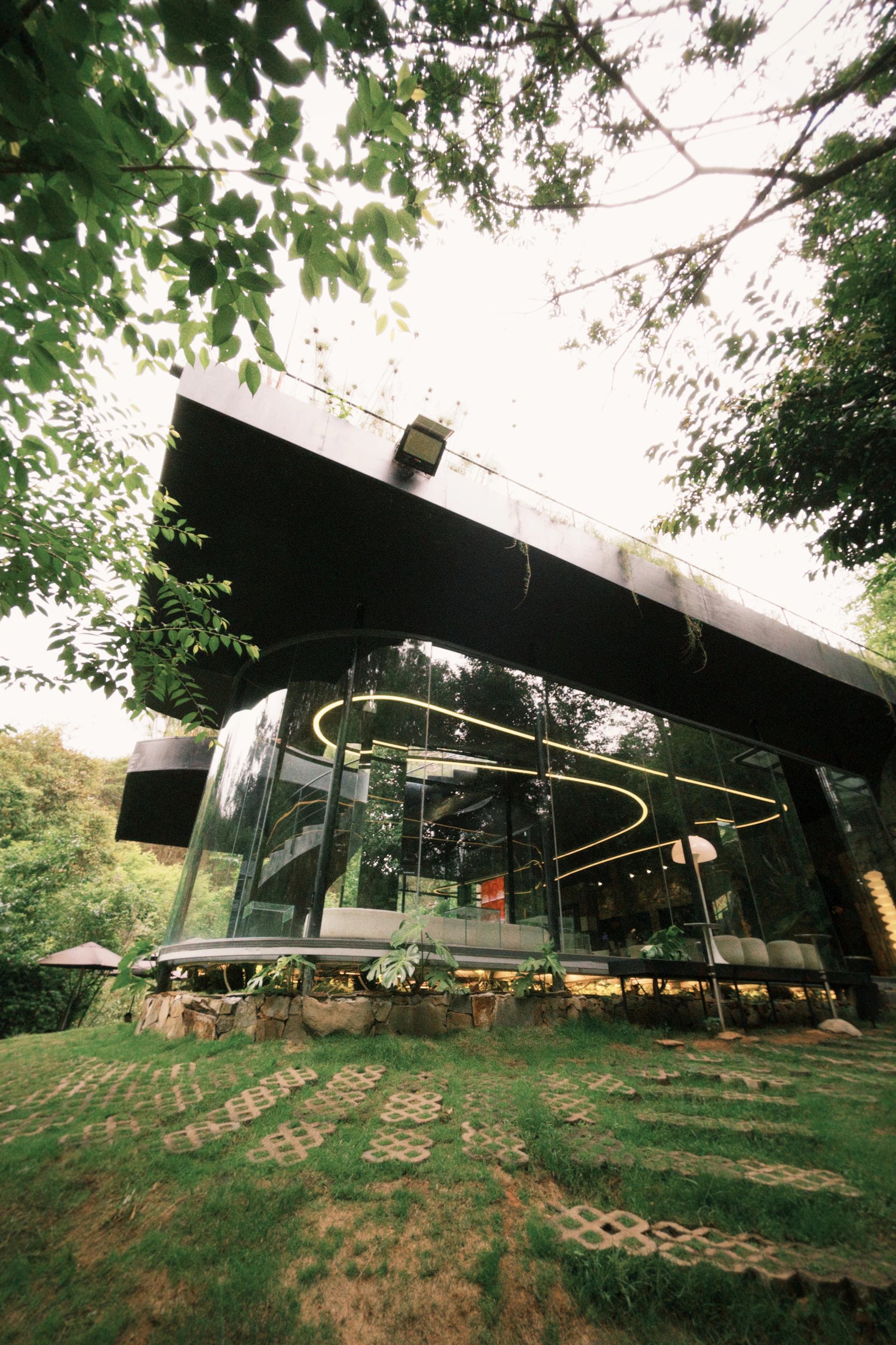 Casa contemporânea em madeira e vidro integrada à natureza — referência arquitetônica