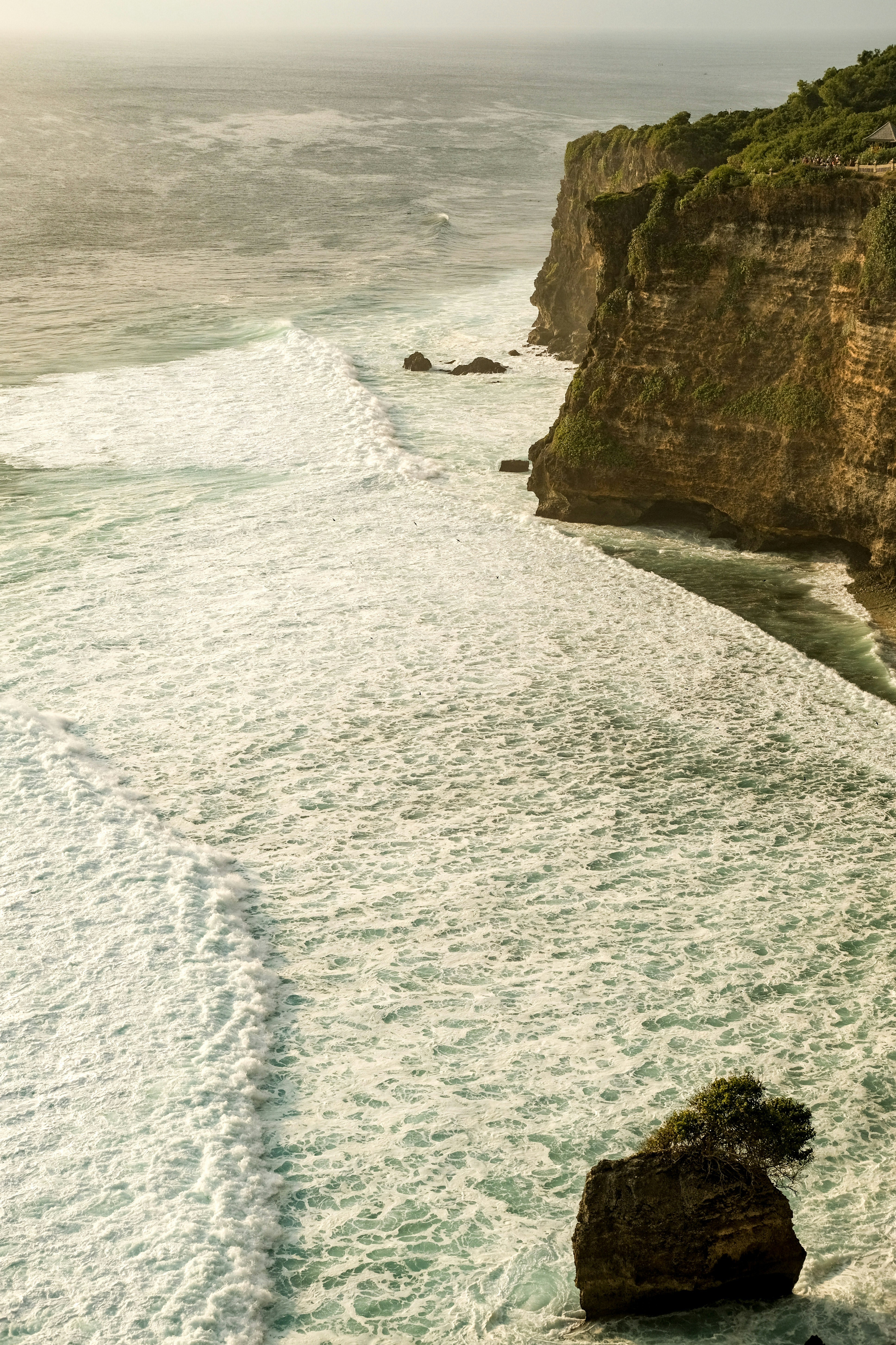 Le onde si infrangono lungo una costa a picco sul mare.