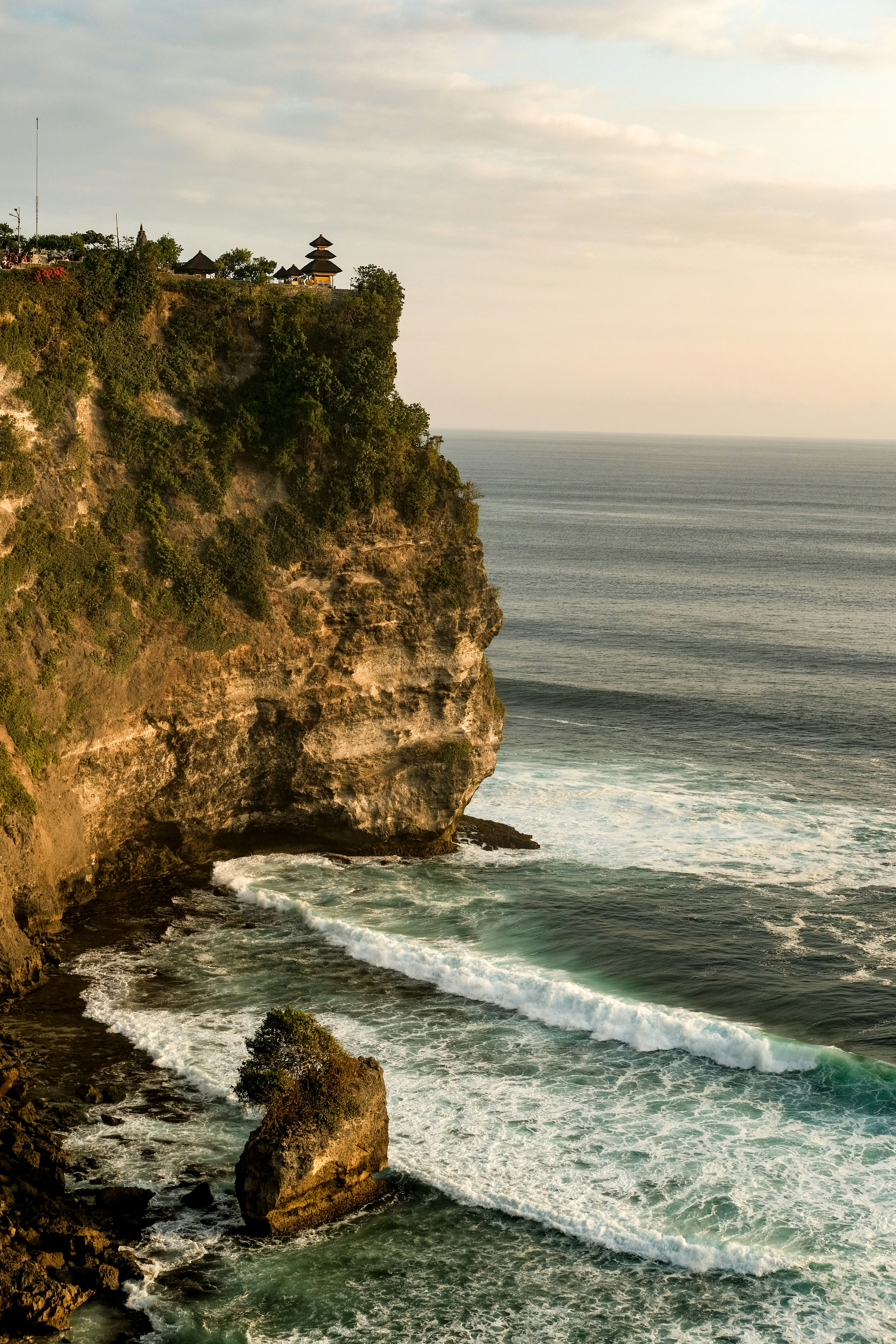 Un tempio si trova su una scogliera che si affaccia sull'oceano.