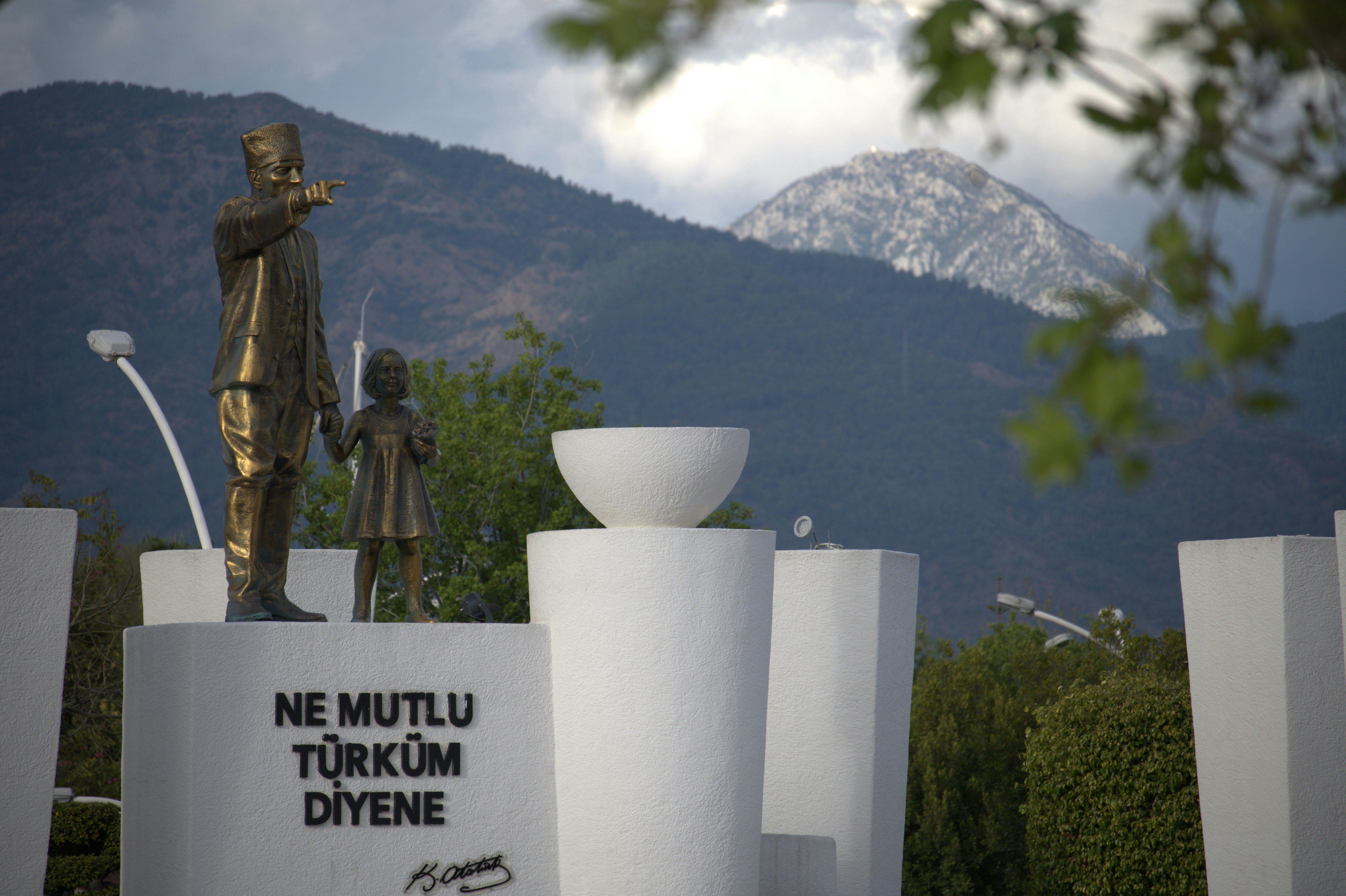 A statue of atatürk with a girl.