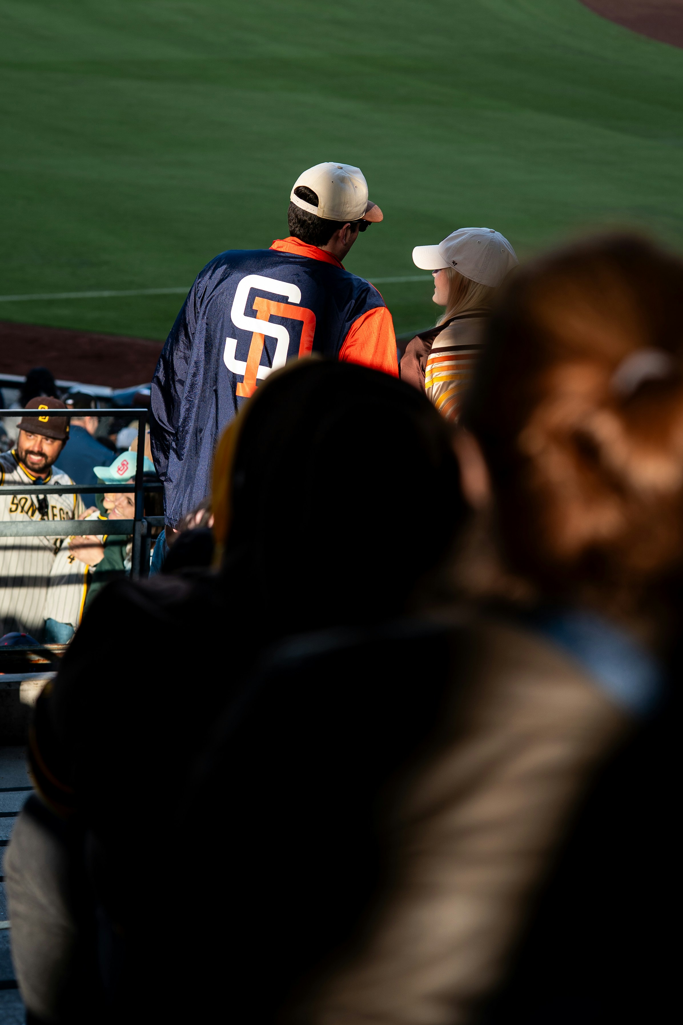 Los aficionados ven un partido de béisbol en el estadio.