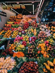 uma banca com muitas frutas