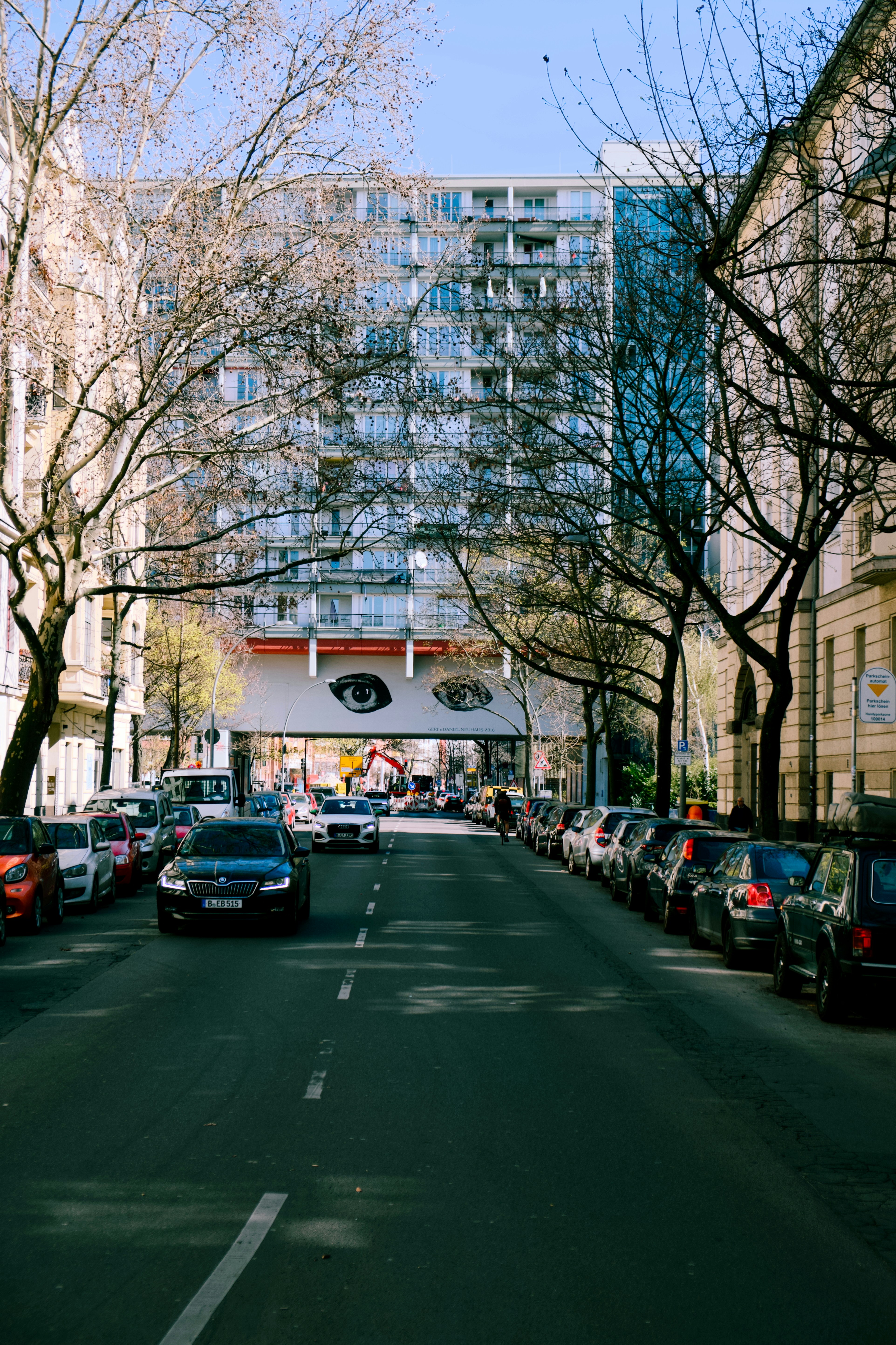 Eine Stadtstraße mit Autos und hohen Gebäuden.