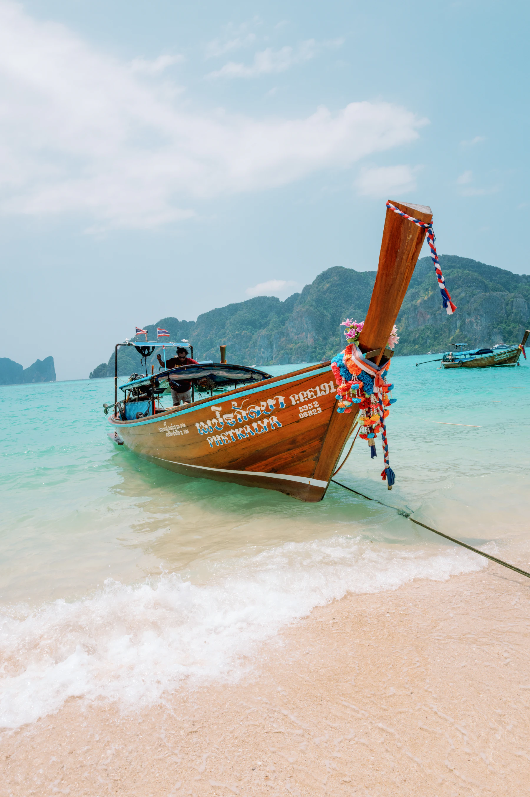เรือหางยาวจอดริมชายหาดของไทย