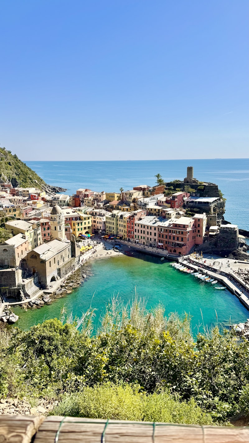 Borgo costiero italiano con case colorate