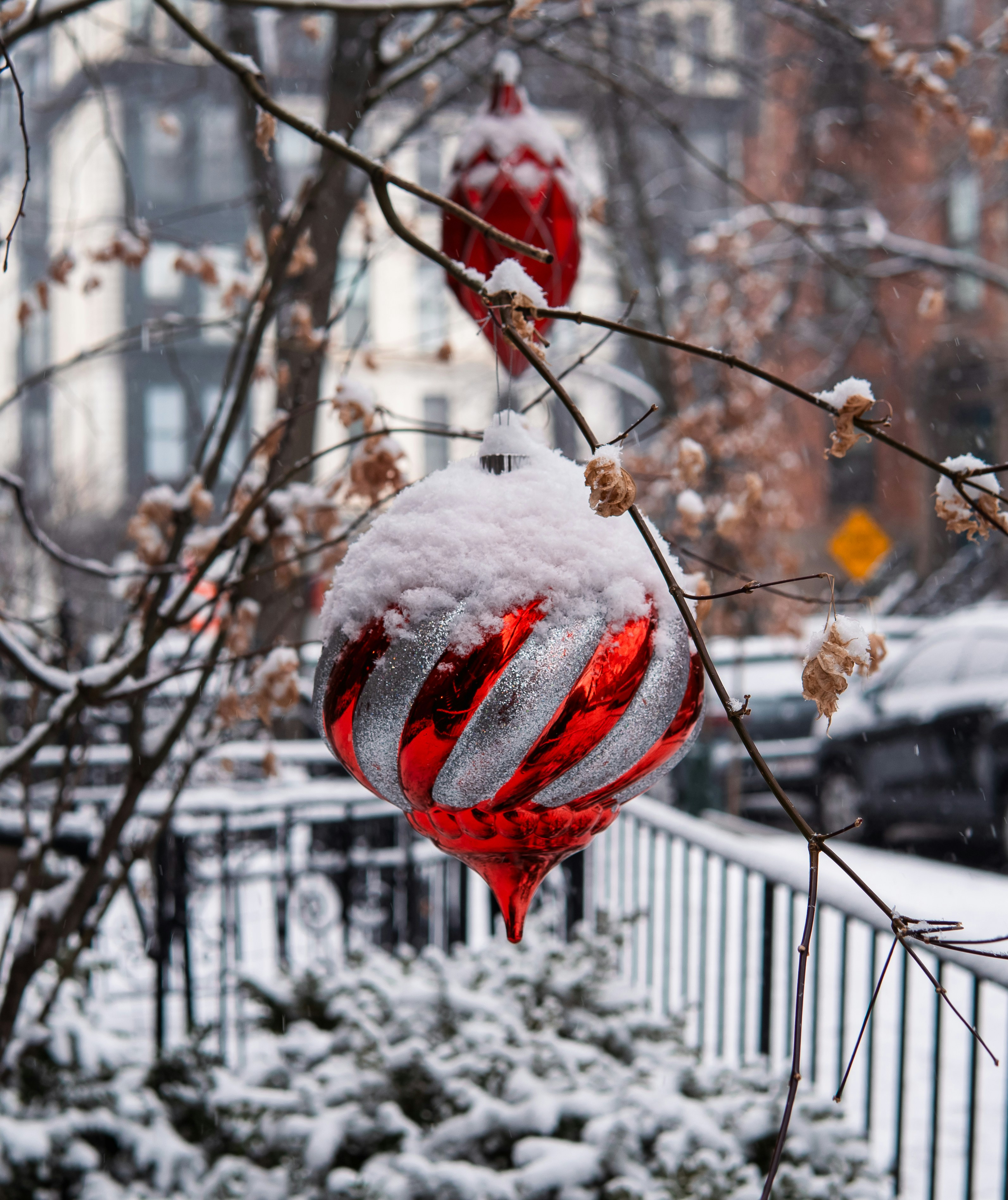 Adorno navideño cubierto de nieve.